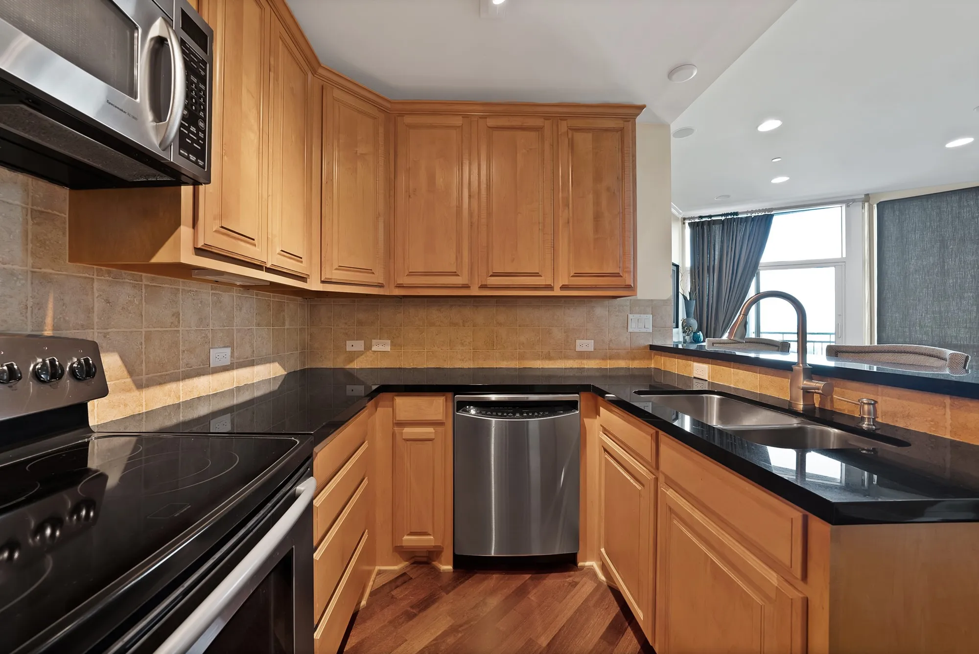 Condominium For Sale in Tarrant County , 500 Throckmorton Street 1701, Fort Worth, Texas 76102, 2 Bedroom, 2 Bathroom, 1 Garage spaces, 1,170 Sqft, built in 1972, mls#21379373, Real Estate Agent in Fort Worth, Homes For Sale in Tarrant county, Homes For Sale in Fort Worth, Realtor in Fort Worth Texas, Real Estate Brokerage Independent Realty Texas, Luminita Cordes Realtor