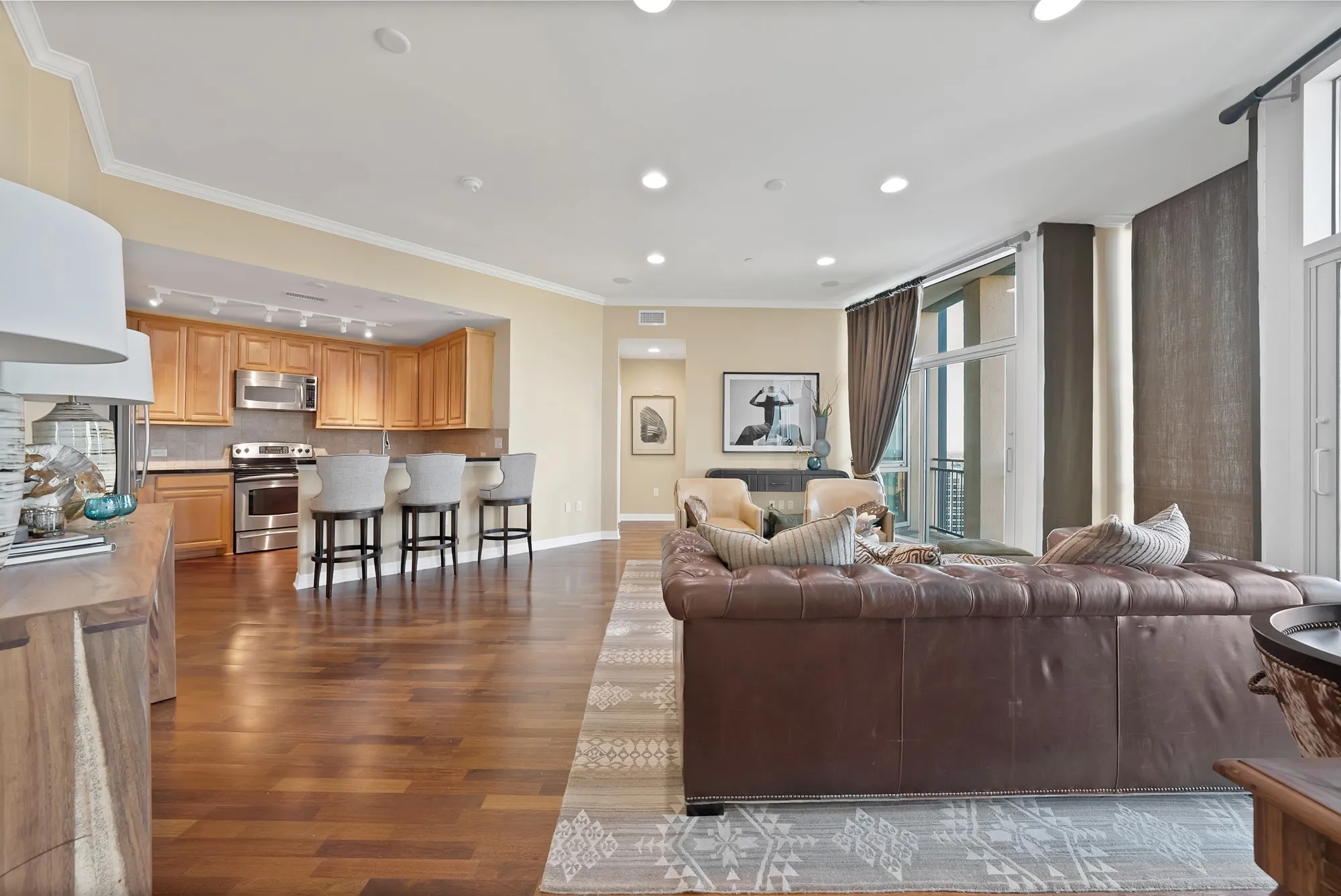 Condominium For Sale in Tarrant County , 500 Throckmorton Street 1701, Fort Worth, Texas 76102, 2 Bedroom, 2 Bathroom, 1 Garage spaces, 1,170 Sqft, built in 1972, mls#21379373, Real Estate Agent in Fort Worth, Homes For Sale in Tarrant county, Homes For Sale in Fort Worth, Realtor in Fort Worth Texas, Real Estate Brokerage Independent Realty Texas, Luminita Cordes Realtor