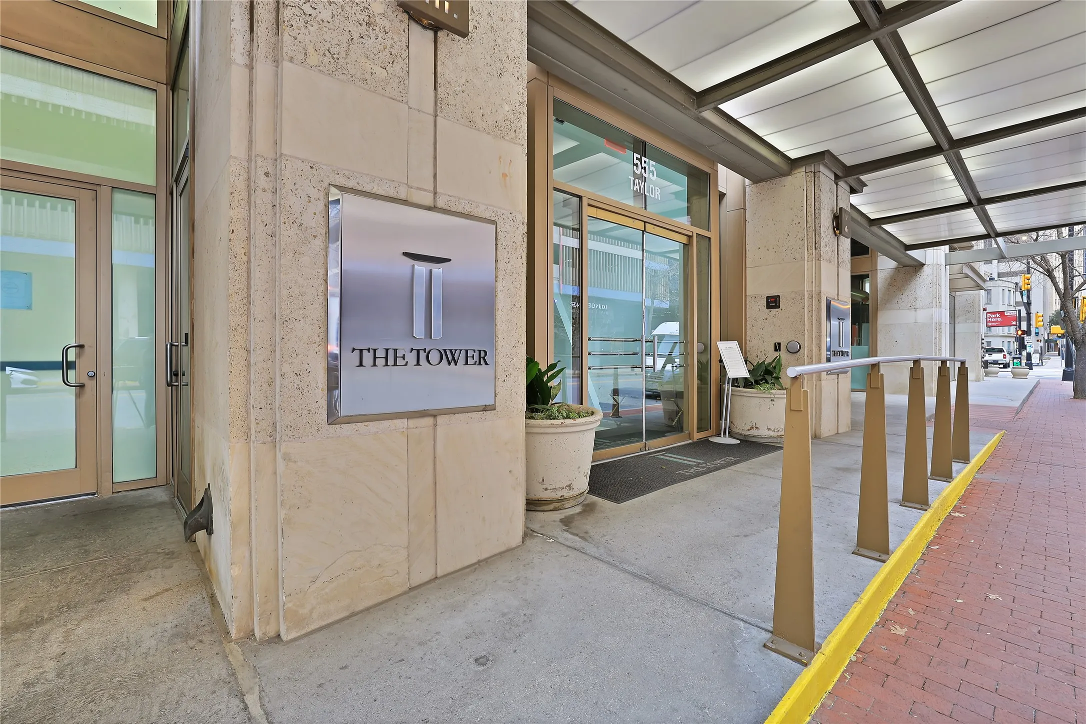 Condominium For Sale in Tarrant County , 500 Throckmorton Street 1701, Fort Worth, Texas 76102, 2 Bedroom, 2 Bathroom, 1 Garage spaces, 1,170 Sqft, built in 1972, mls#21379373, Real Estate Agent in Fort Worth, Homes For Sale in Tarrant county, Homes For Sale in Fort Worth, Realtor in Fort Worth Texas, Real Estate Brokerage Independent Realty Texas, Luminita Cordes Realtor