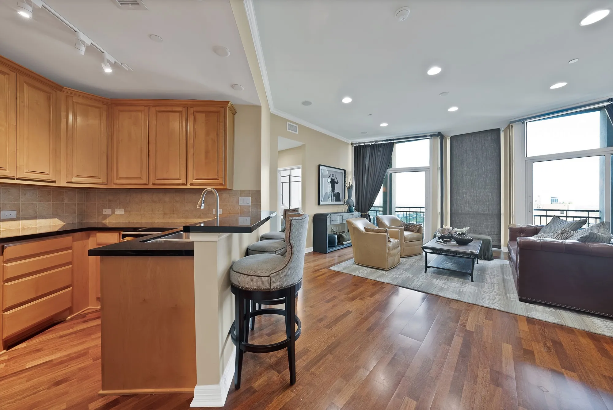 Condominium For Sale in Tarrant County , 500 Throckmorton Street 1701, Fort Worth, Texas 76102, 2 Bedroom, 2 Bathroom, 1 Garage spaces, 1,170 Sqft, built in 1972, mls#21379373, Real Estate Agent in Fort Worth, Homes For Sale in Tarrant county, Homes For Sale in Fort Worth, Realtor in Fort Worth Texas, Real Estate Brokerage Independent Realty Texas, Luminita Cordes Realtor