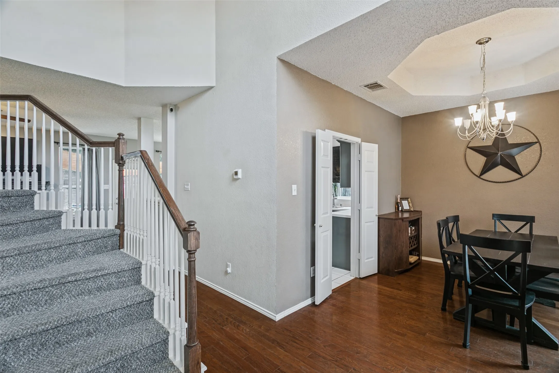 Single Family Residence For Sale in Denton County , 1400 Wentworth Drive, Lewisville, Texas 75067, 4 Bedroom, 3 Bathroom, 2 Garage spaces, 2,298 Sqft, built in 1994, mls#21379455, Real Estate Agent in Lewisville, Homes For Sale in Denton county, Homes For Sale in Lewisville, Realtor in Lewisville Texas, Real Estate Brokerage Independent Realty Texas, Luminita Cordes Realtor
