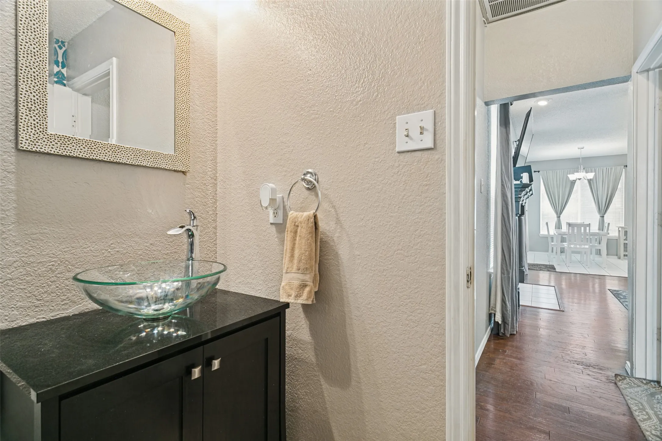 Single Family Residence For Sale in Denton County , 1400 Wentworth Drive, Lewisville, Texas 75067, 4 Bedroom, 3 Bathroom, 2 Garage spaces, 2,298 Sqft, built in 1994, mls#21379455, Real Estate Agent in Lewisville, Homes For Sale in Denton county, Homes For Sale in Lewisville, Realtor in Lewisville Texas, Real Estate Brokerage Independent Realty Texas, Luminita Cordes Realtor