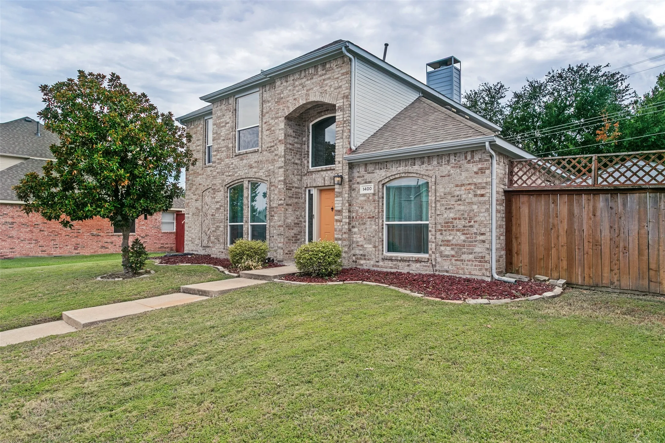 Single Family Residence For Sale in Denton County , 1400 Wentworth Drive, Lewisville, Texas 75067, 4 Bedroom, 3 Bathroom, 2 Garage spaces, 2,298 Sqft, built in 1994, mls#21379455, Real Estate Agent in Lewisville, Homes For Sale in Denton county, Homes For Sale in Lewisville, Realtor in Lewisville Texas, Real Estate Brokerage Independent Realty Texas, Luminita Cordes Realtor