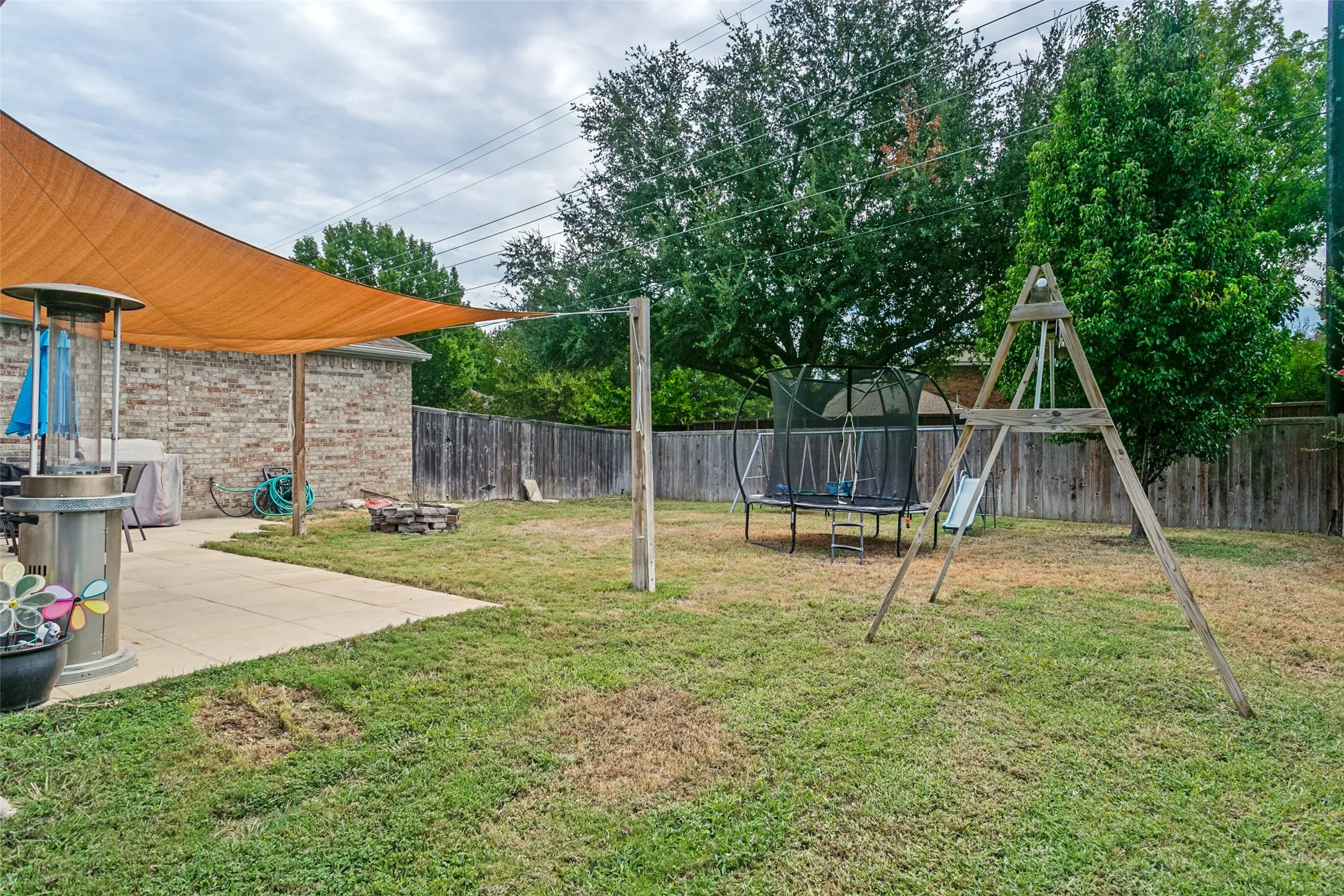 Single Family Residence For Sale in Denton County , 1400 Wentworth Drive, Lewisville, Texas 75067, 4 Bedroom, 3 Bathroom, 2 Garage spaces, 2,298 Sqft, built in 1994, mls#21379455, Real Estate Agent in Lewisville, Homes For Sale in Denton county, Homes For Sale in Lewisville, Realtor in Lewisville Texas, Real Estate Brokerage Independent Realty Texas, Luminita Cordes Realtor