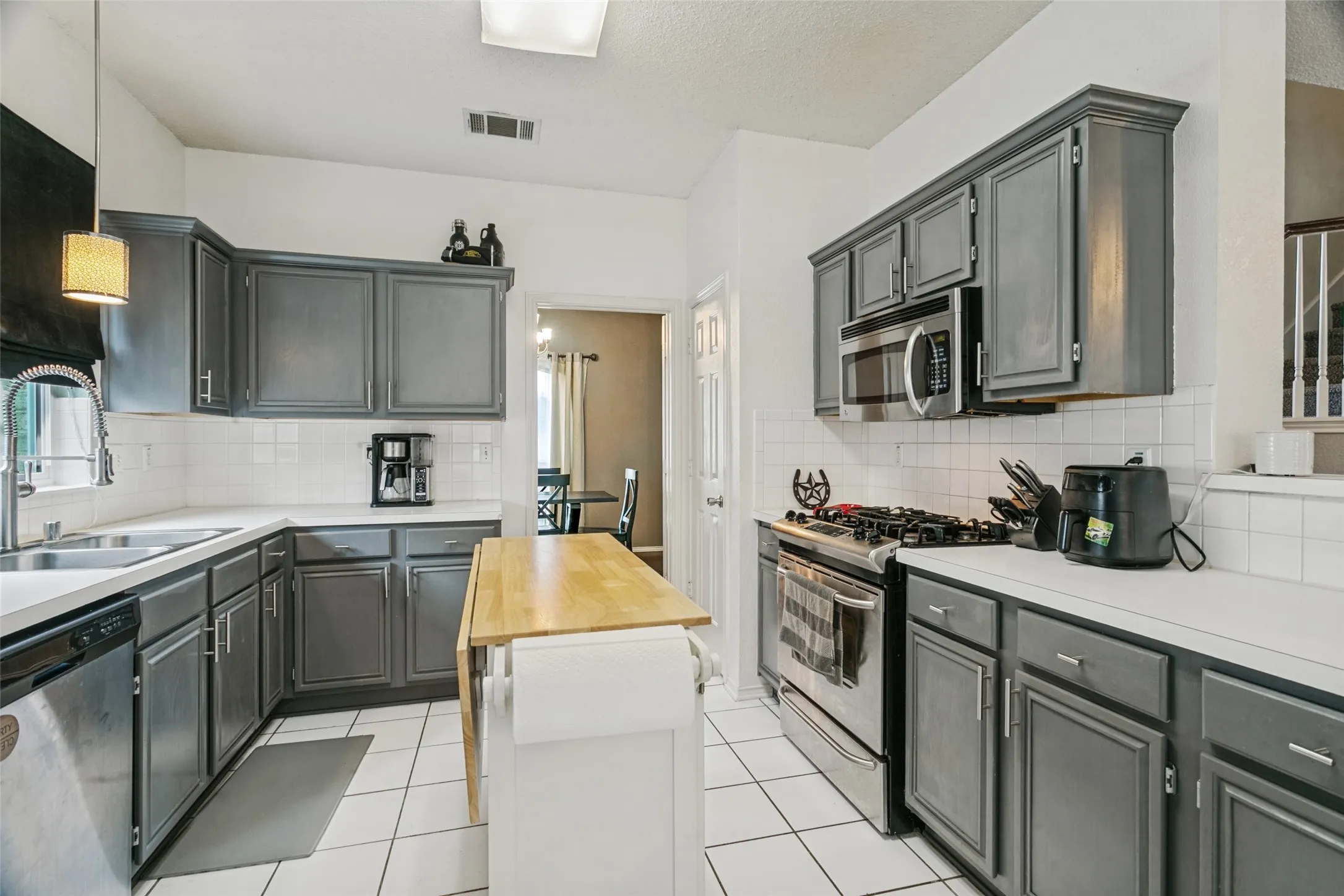 Single Family Residence For Sale in Denton County , 1400 Wentworth Drive, Lewisville, Texas 75067, 4 Bedroom, 3 Bathroom, 2 Garage spaces, 2,298 Sqft, built in 1994, mls#21379455, Real Estate Agent in Lewisville, Homes For Sale in Denton county, Homes For Sale in Lewisville, Realtor in Lewisville Texas, Real Estate Brokerage Independent Realty Texas, Luminita Cordes Realtor