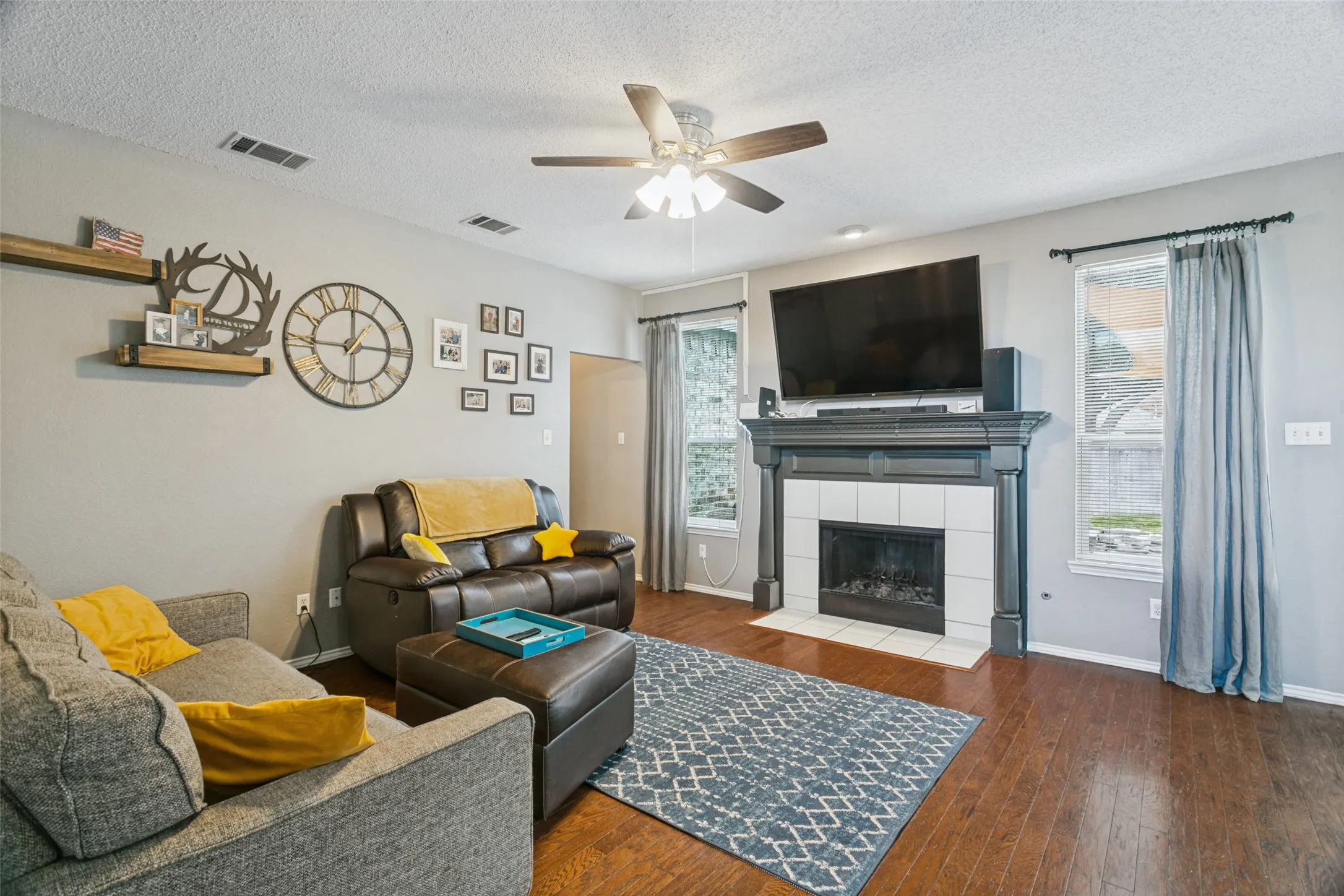 Single Family Residence For Sale in Denton County , 1400 Wentworth Drive, Lewisville, Texas 75067, 4 Bedroom, 3 Bathroom, 2 Garage spaces, 2,298 Sqft, built in 1994, mls#21379455, Real Estate Agent in Lewisville, Homes For Sale in Denton county, Homes For Sale in Lewisville, Realtor in Lewisville Texas, Real Estate Brokerage Independent Realty Texas, Luminita Cordes Realtor