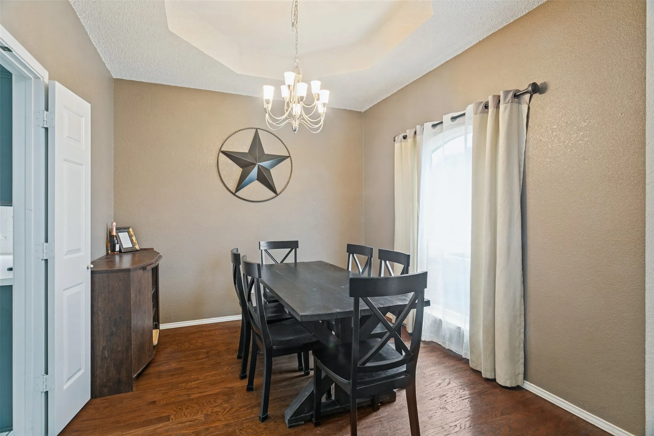 Single Family Residence For Sale in Denton County , 1400 Wentworth Drive, Lewisville, Texas 75067, 4 Bedroom, 3 Bathroom, 2 Garage spaces, 2,298 Sqft, built in 1994, mls#21379455, Real Estate Agent in Lewisville, Homes For Sale in Denton county, Homes For Sale in Lewisville, Realtor in Lewisville Texas, Real Estate Brokerage Independent Realty Texas, Luminita Cordes Realtor