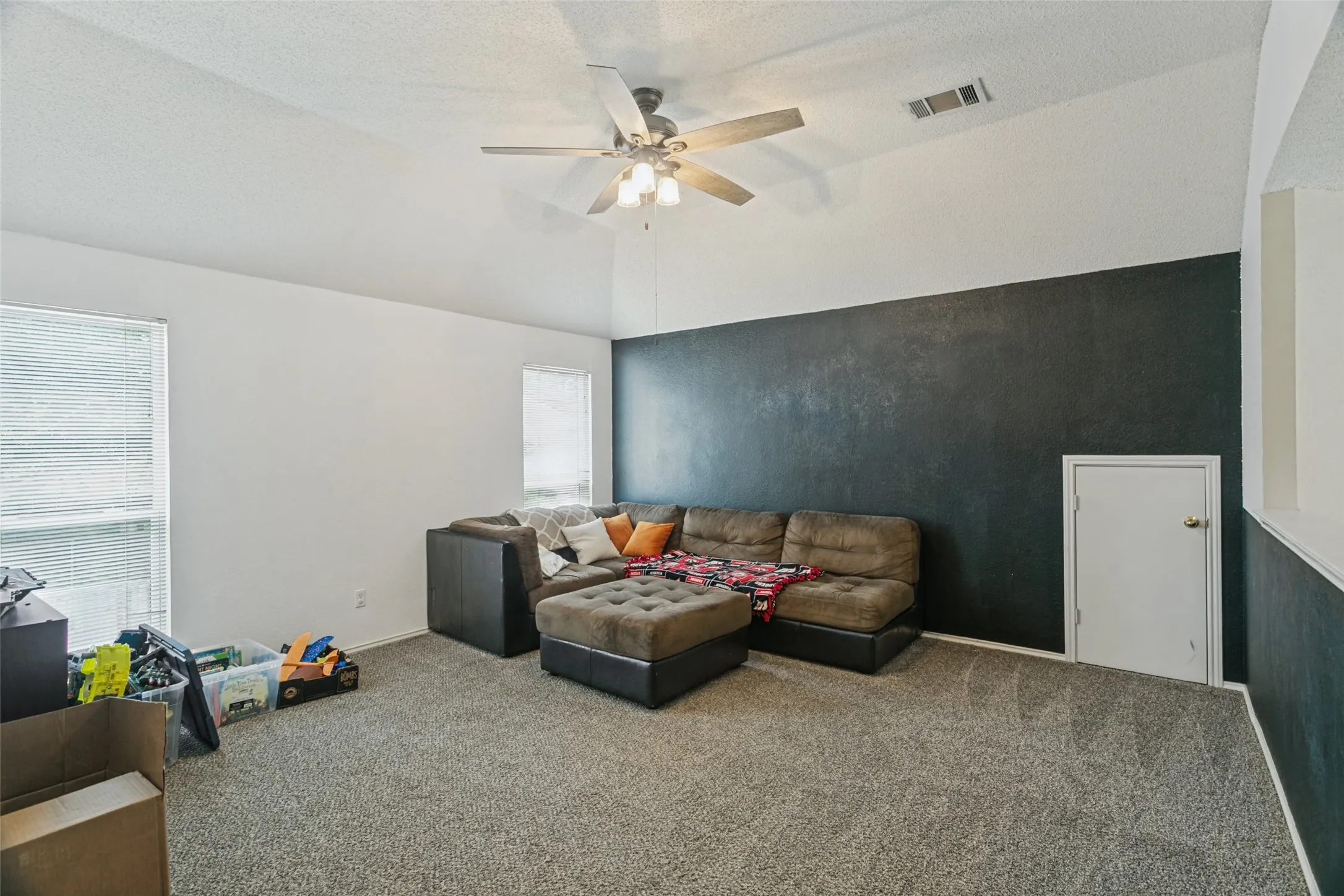 Single Family Residence For Sale in Denton County , 1400 Wentworth Drive, Lewisville, Texas 75067, 4 Bedroom, 3 Bathroom, 2 Garage spaces, 2,298 Sqft, built in 1994, mls#21379455, Real Estate Agent in Lewisville, Homes For Sale in Denton county, Homes For Sale in Lewisville, Realtor in Lewisville Texas, Real Estate Brokerage Independent Realty Texas, Luminita Cordes Realtor