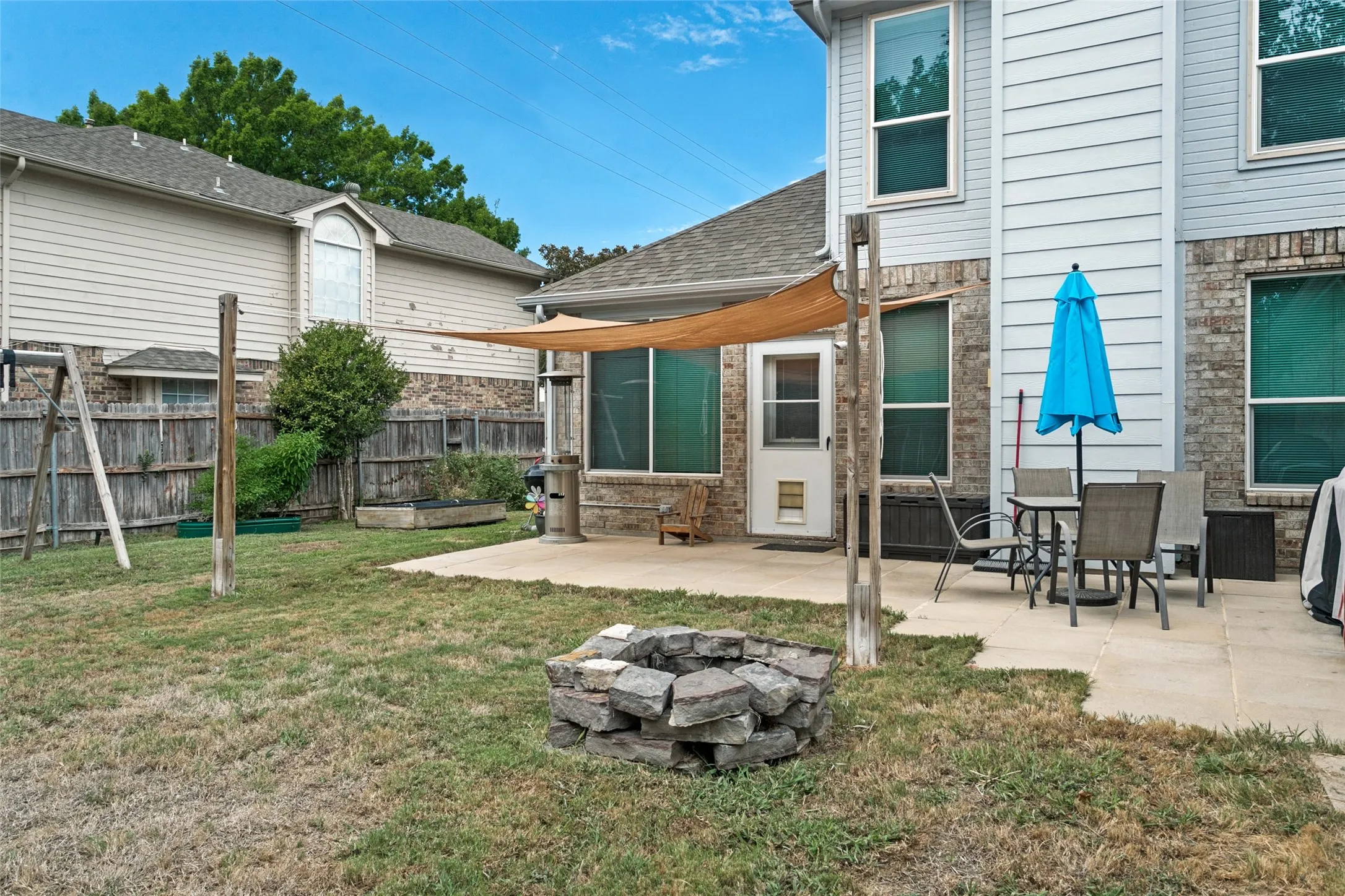 Single Family Residence For Sale in Denton County , 1400 Wentworth Drive, Lewisville, Texas 75067, 4 Bedroom, 3 Bathroom, 2 Garage spaces, 2,298 Sqft, built in 1994, mls#21379455, Real Estate Agent in Lewisville, Homes For Sale in Denton county, Homes For Sale in Lewisville, Realtor in Lewisville Texas, Real Estate Brokerage Independent Realty Texas, Luminita Cordes Realtor
