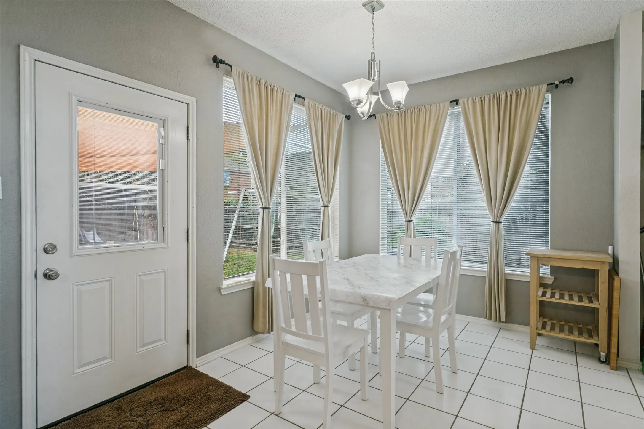 Single Family Residence For Sale in Denton County , 1400 Wentworth Drive, Lewisville, Texas 75067, 4 Bedroom, 3 Bathroom, 2 Garage spaces, 2,298 Sqft, built in 1994, mls#21379455, Real Estate Agent in Lewisville, Homes For Sale in Denton county, Homes For Sale in Lewisville, Realtor in Lewisville Texas, Real Estate Brokerage Independent Realty Texas, Luminita Cordes Realtor