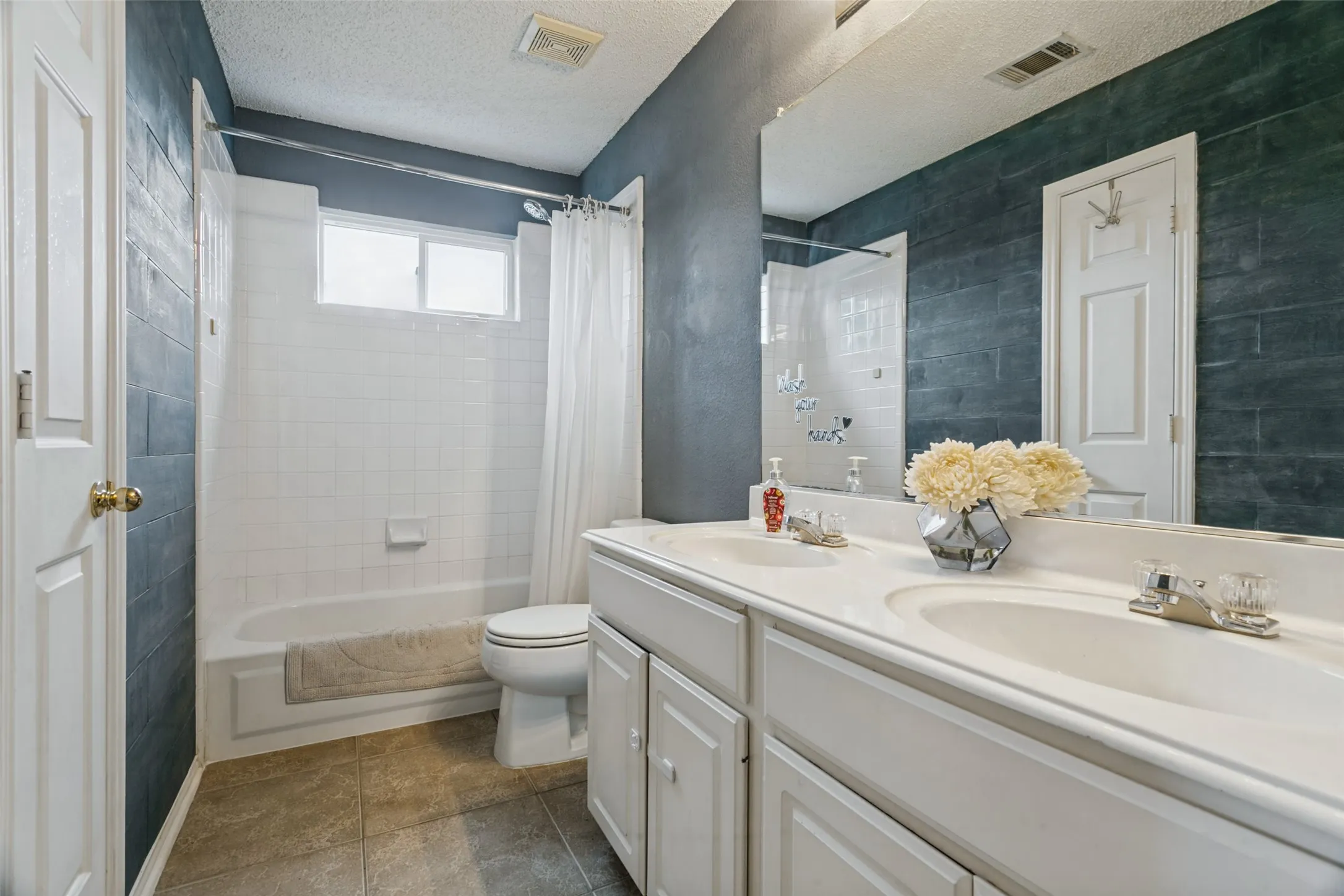 Single Family Residence For Sale in Denton County , 1400 Wentworth Drive, Lewisville, Texas 75067, 4 Bedroom, 3 Bathroom, 2 Garage spaces, 2,298 Sqft, built in 1994, mls#21379455, Real Estate Agent in Lewisville, Homes For Sale in Denton county, Homes For Sale in Lewisville, Realtor in Lewisville Texas, Real Estate Brokerage Independent Realty Texas, Luminita Cordes Realtor