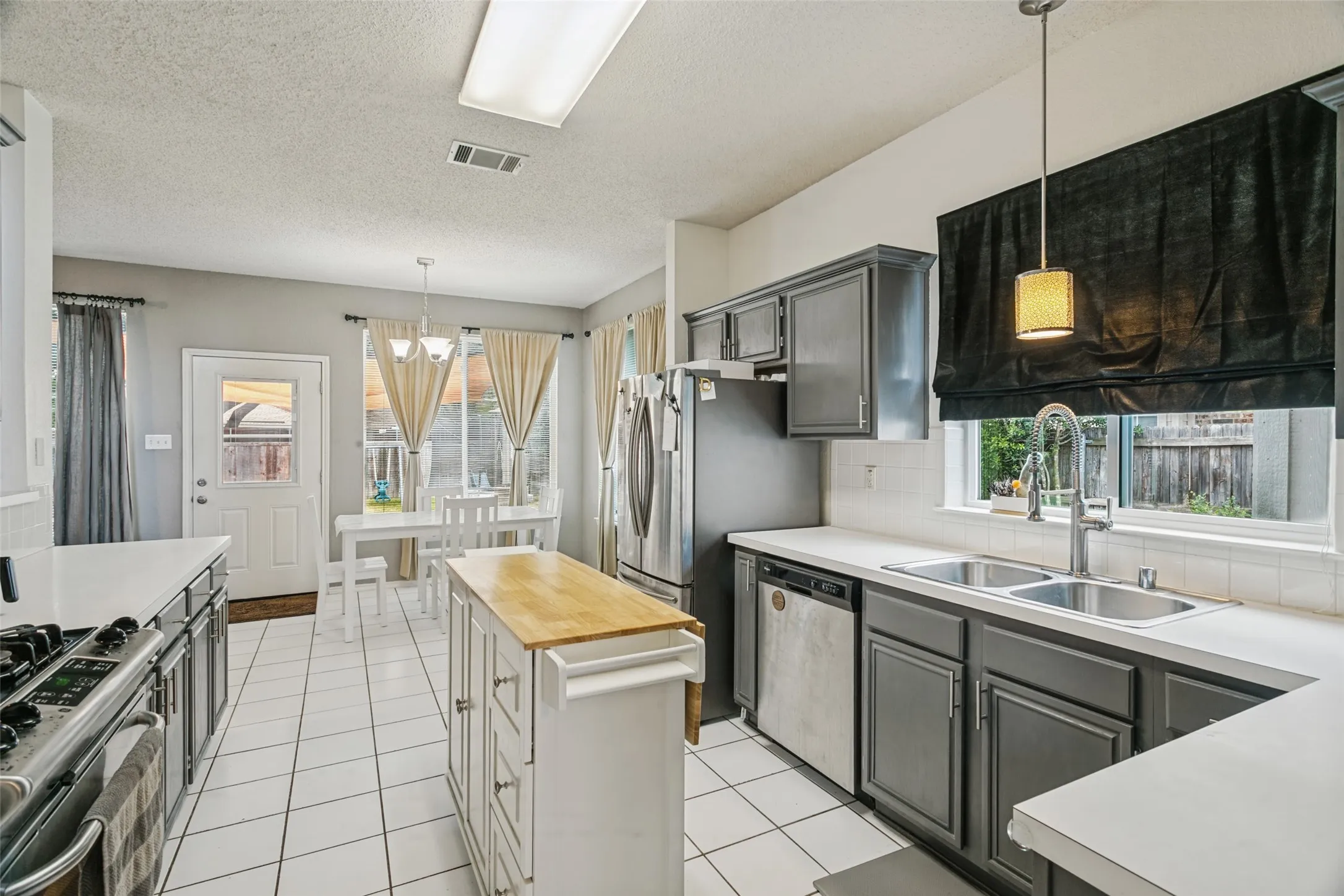 Single Family Residence For Sale in Denton County , 1400 Wentworth Drive, Lewisville, Texas 75067, 4 Bedroom, 3 Bathroom, 2 Garage spaces, 2,298 Sqft, built in 1994, mls#21379455, Real Estate Agent in Lewisville, Homes For Sale in Denton county, Homes For Sale in Lewisville, Realtor in Lewisville Texas, Real Estate Brokerage Independent Realty Texas, Luminita Cordes Realtor