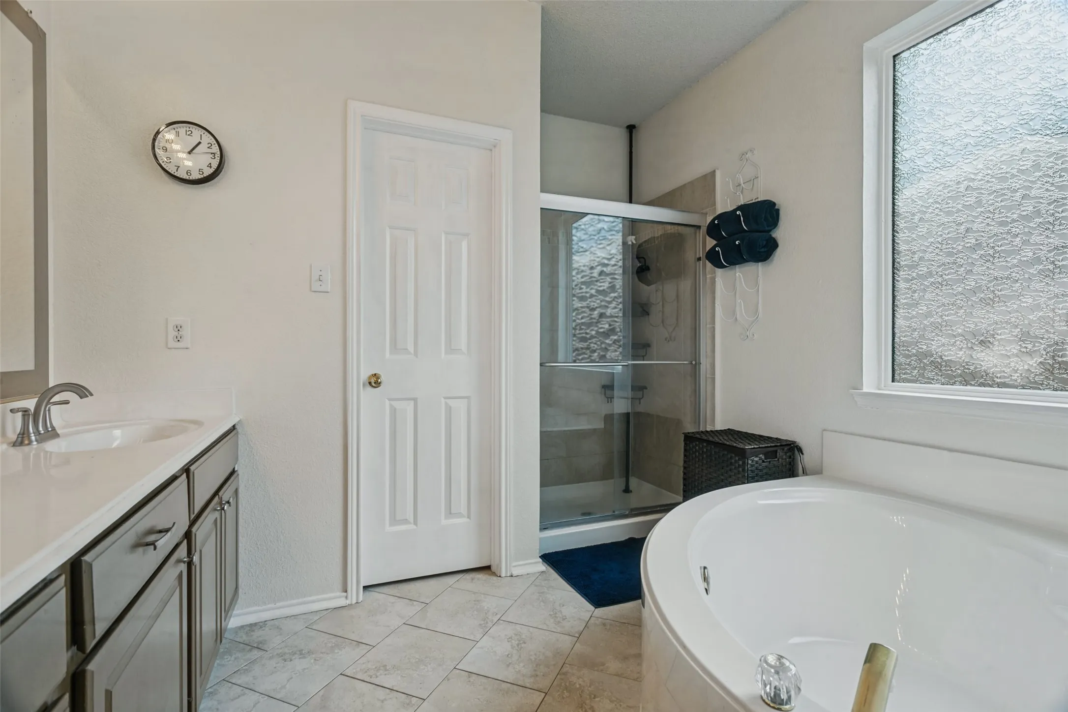 Single Family Residence For Sale in Denton County , 1400 Wentworth Drive, Lewisville, Texas 75067, 4 Bedroom, 3 Bathroom, 2 Garage spaces, 2,298 Sqft, built in 1994, mls#21379455, Real Estate Agent in Lewisville, Homes For Sale in Denton county, Homes For Sale in Lewisville, Realtor in Lewisville Texas, Real Estate Brokerage Independent Realty Texas, Luminita Cordes Realtor