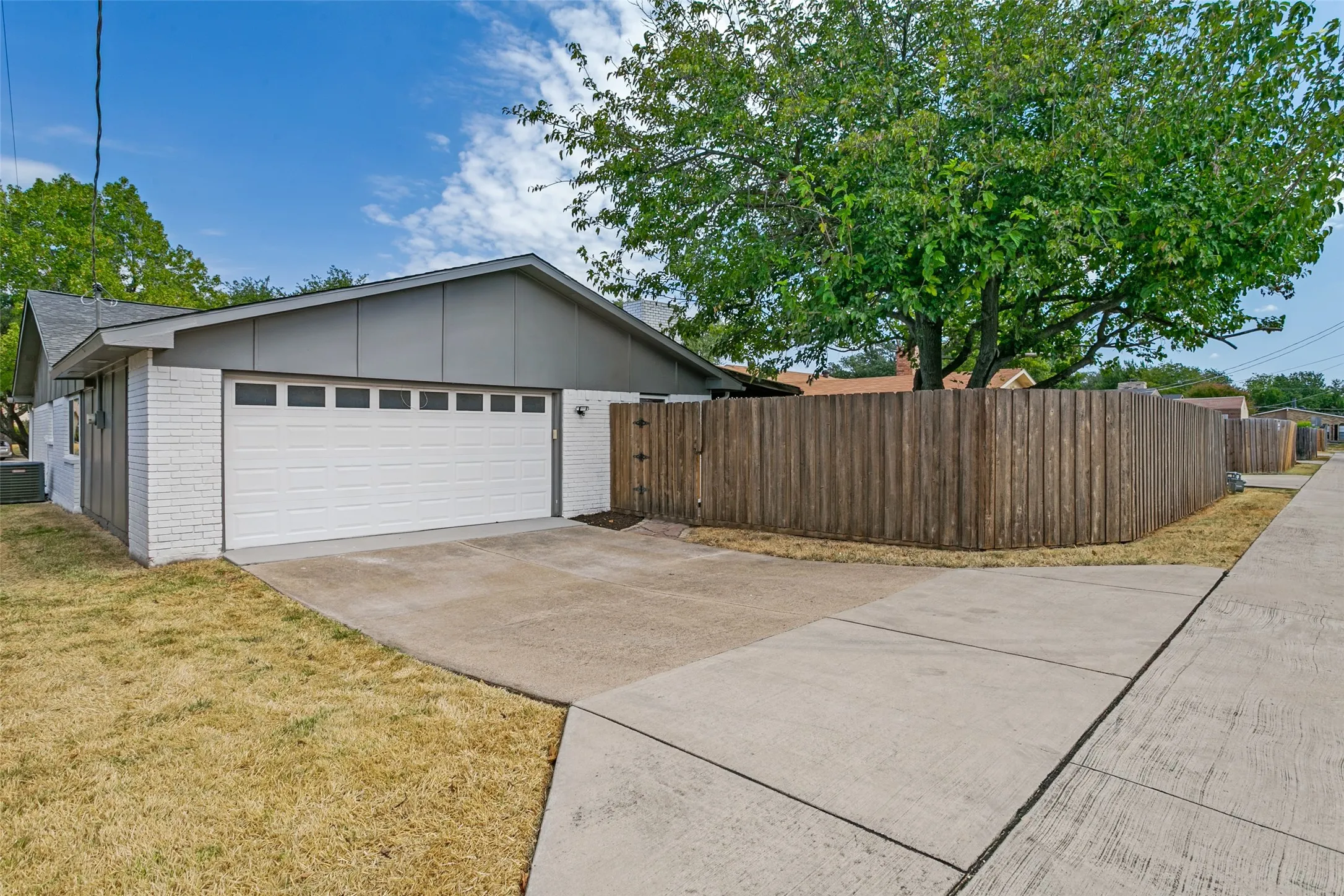 Single Family Residence For Sale in Dallas County , 713 Timberdale Street, Grand Prairie, Texas 75052, 4 Bedroom, 2 Bathroom, 2 Garage spaces, 2,110 Sqft, built in 1975, mls#21379462, Real Estate Agent in Grand Prairie, Homes For Sale in Dallas county, Homes For Sale in Grand Prairie, Realtor in Grand Prairie Texas, Real Estate Brokerage Independent Realty Texas, Luminita Cordes Realtor