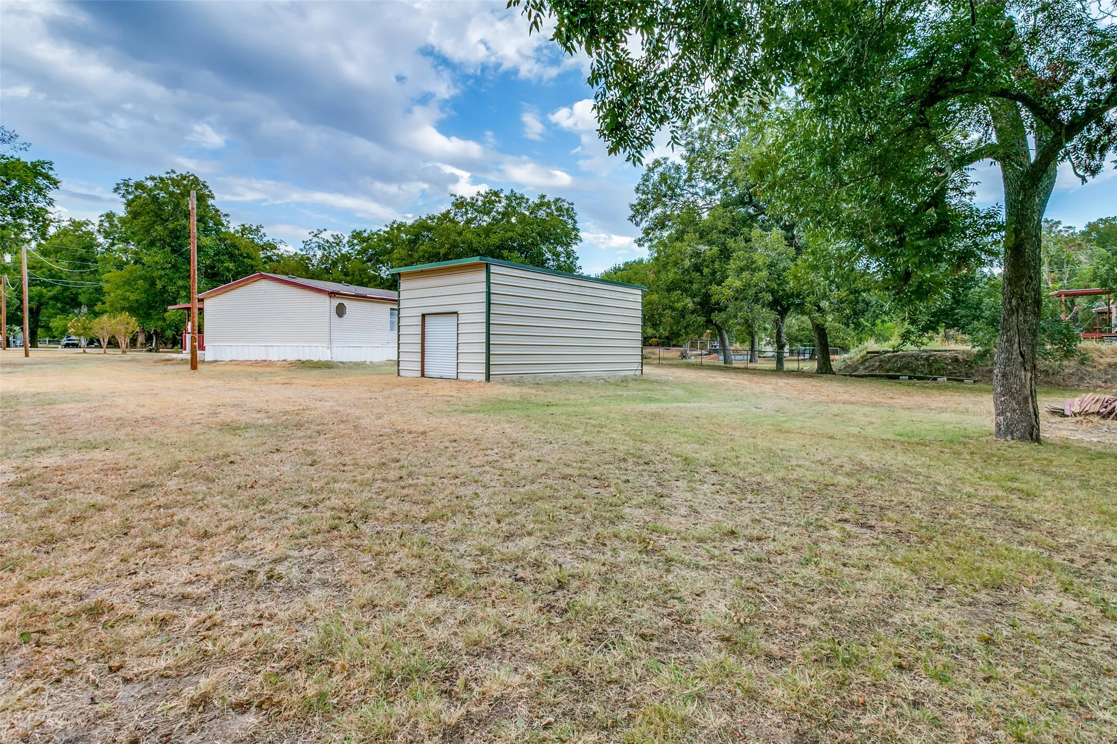 Mobile Home For Sale in Hood County , 6013 Idaho Trail, Granbury, Texas 76048, 3 Bedroom, 2 Bathroom, Garage spaces, 2,000 Sqft, built in 2000, mls#21379431, Real Estate Agent in Granbury, Homes For Sale in Hood county, Homes For Sale in Granbury, Realtor in Granbury Texas, Real Estate Brokerage Independent Realty Texas, Luminita Cordes Realtor