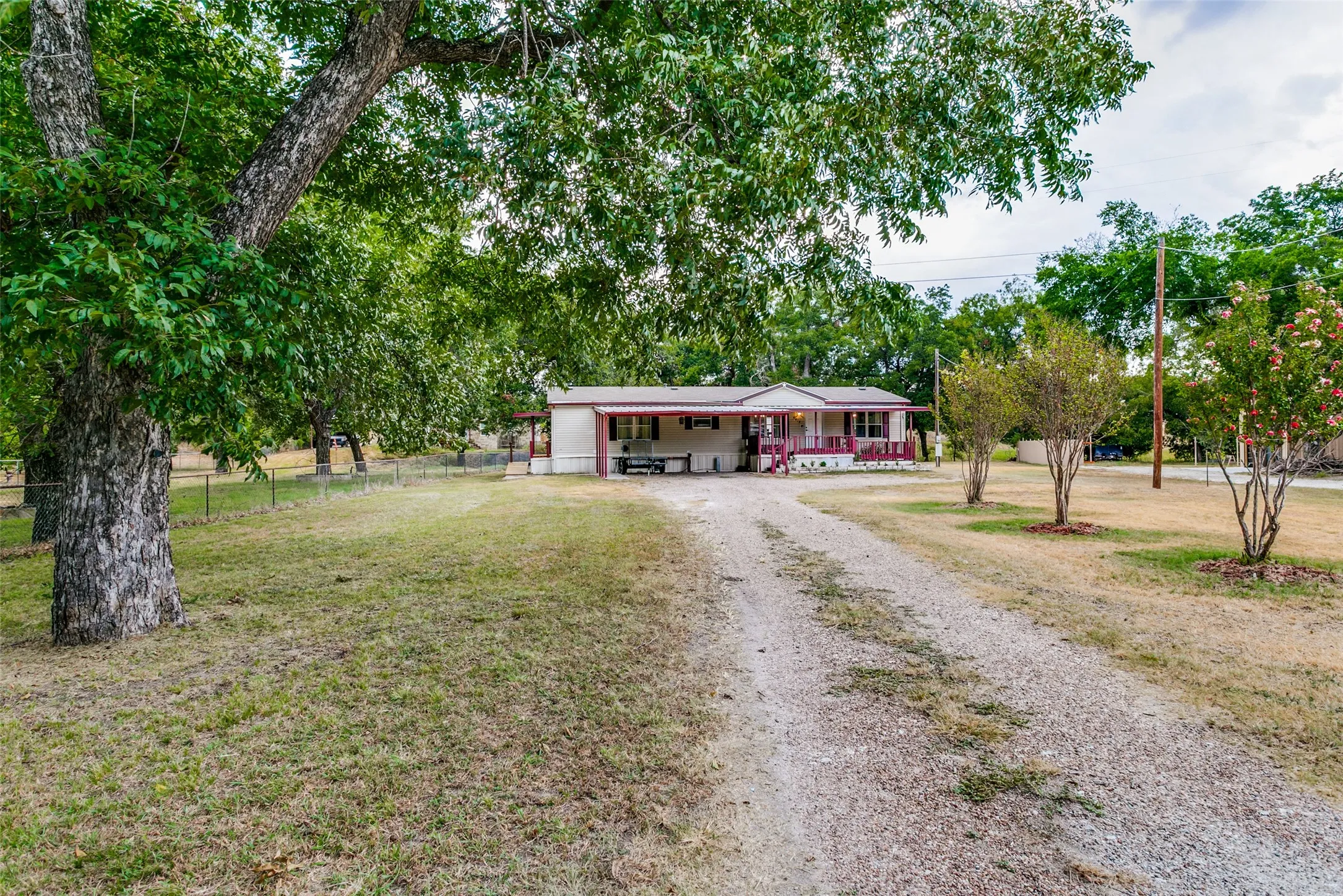 Mobile Home For Sale in Hood County , 6013 Idaho Trail, Granbury, Texas 76048, 3 Bedroom, 2 Bathroom, Garage spaces, 2,000 Sqft, built in 2000, mls#21379431, Real Estate Agent in Granbury, Homes For Sale in Hood county, Homes For Sale in Granbury, Realtor in Granbury Texas, Real Estate Brokerage Independent Realty Texas, Luminita Cordes Realtor