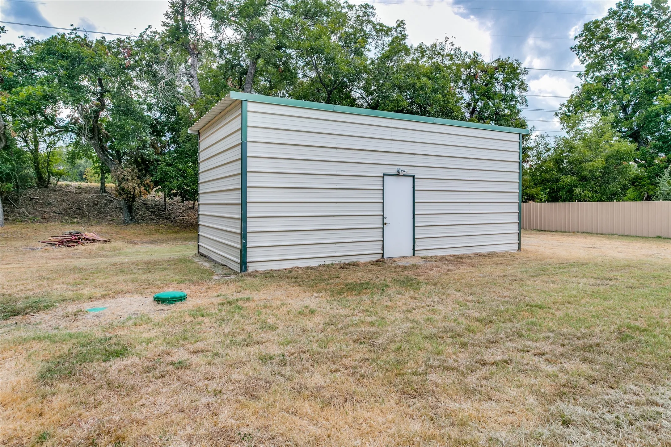 Mobile Home For Sale in Hood County , 6013 Idaho Trail, Granbury, Texas 76048, 3 Bedroom, 2 Bathroom, Garage spaces, 2,000 Sqft, built in 2000, mls#21379431, Real Estate Agent in Granbury, Homes For Sale in Hood county, Homes For Sale in Granbury, Realtor in Granbury Texas, Real Estate Brokerage Independent Realty Texas, Luminita Cordes Realtor