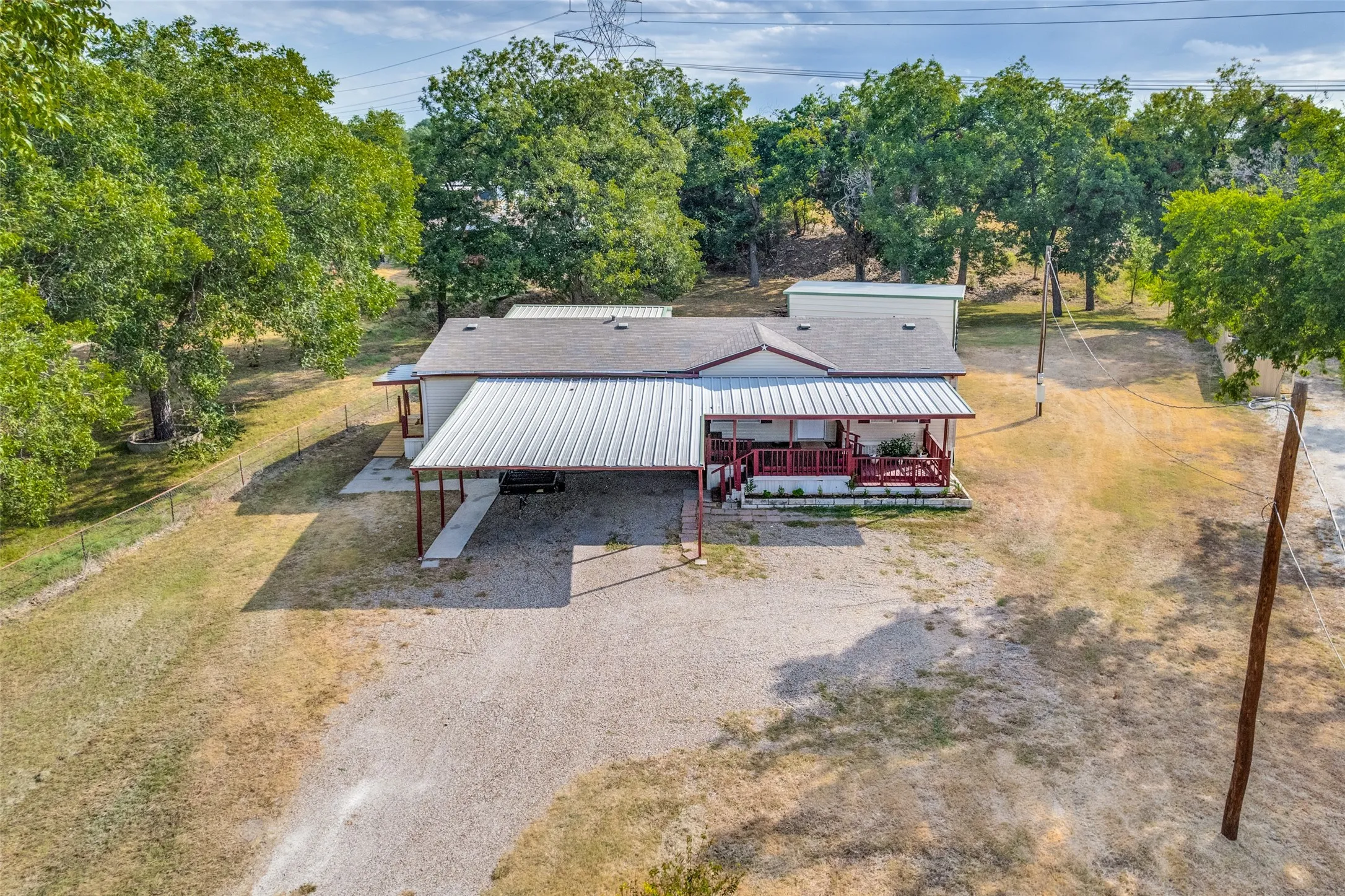 Mobile Home For Sale in Hood County , 6013 Idaho Trail, Granbury, Texas 76048, 3 Bedroom, 2 Bathroom, Garage spaces, 2,000 Sqft, built in 2000, mls#21379431, Real Estate Agent in Granbury, Homes For Sale in Hood county, Homes For Sale in Granbury, Realtor in Granbury Texas, Real Estate Brokerage Independent Realty Texas, Luminita Cordes Realtor