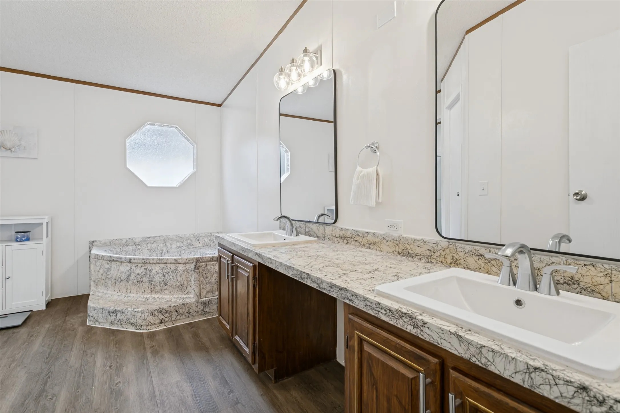 Mobile Home For Sale in Hood County , 6013 Idaho Trail, Granbury, Texas 76048, 3 Bedroom, 2 Bathroom, Garage spaces, 2,000 Sqft, built in 2000, mls#21379431, Real Estate Agent in Granbury, Homes For Sale in Hood county, Homes For Sale in Granbury, Realtor in Granbury Texas, Real Estate Brokerage Independent Realty Texas, Luminita Cordes Realtor