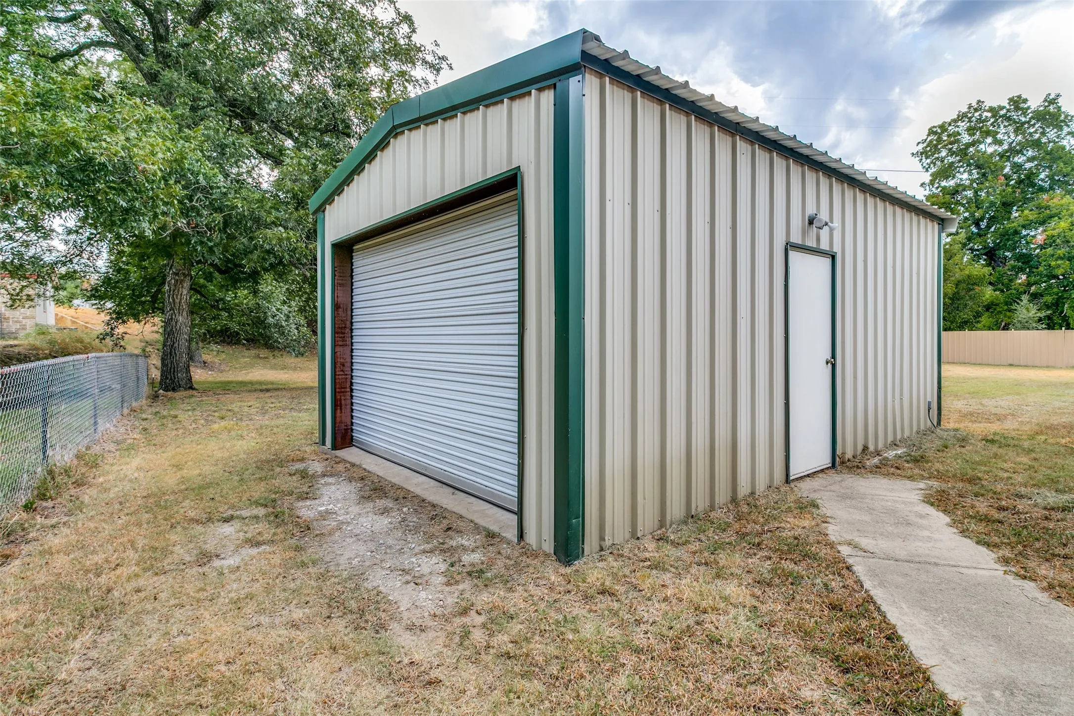 Mobile Home For Sale in Hood County , 6013 Idaho Trail, Granbury, Texas 76048, 3 Bedroom, 2 Bathroom, Garage spaces, 2,000 Sqft, built in 2000, mls#21379431, Real Estate Agent in Granbury, Homes For Sale in Hood county, Homes For Sale in Granbury, Realtor in Granbury Texas, Real Estate Brokerage Independent Realty Texas, Luminita Cordes Realtor