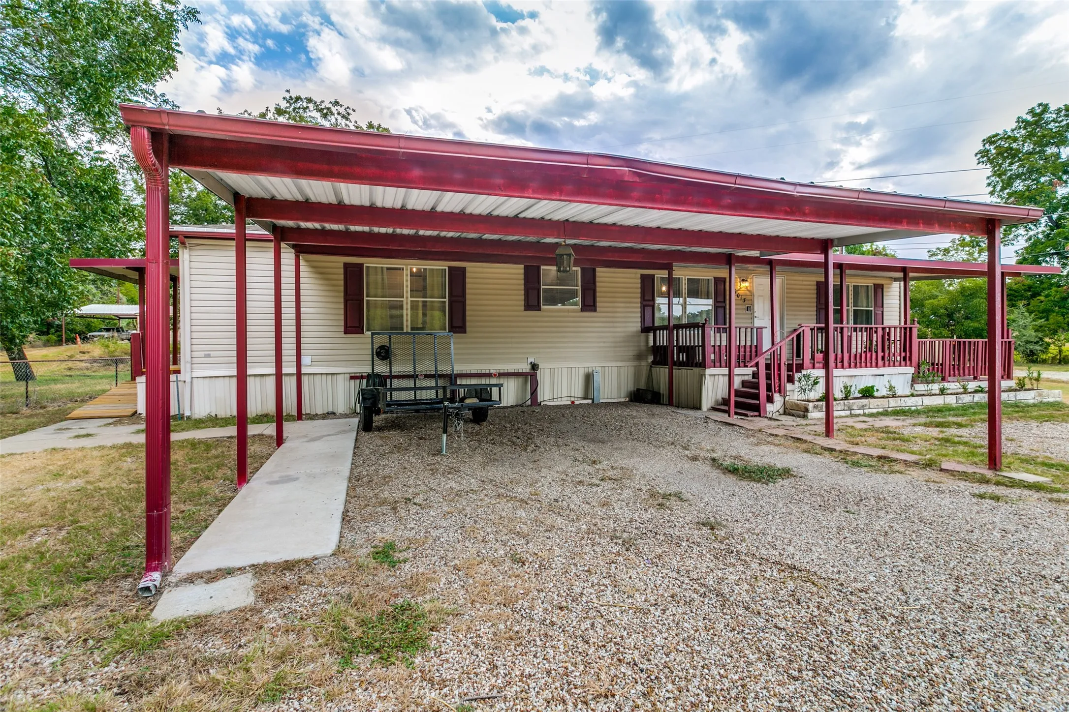 Mobile Home For Sale in Hood County , 6013 Idaho Trail, Granbury, Texas 76048, 3 Bedroom, 2 Bathroom, Garage spaces, 2,000 Sqft, built in 2000, mls#21379431, Real Estate Agent in Granbury, Homes For Sale in Hood county, Homes For Sale in Granbury, Realtor in Granbury Texas, Real Estate Brokerage Independent Realty Texas, Luminita Cordes Realtor