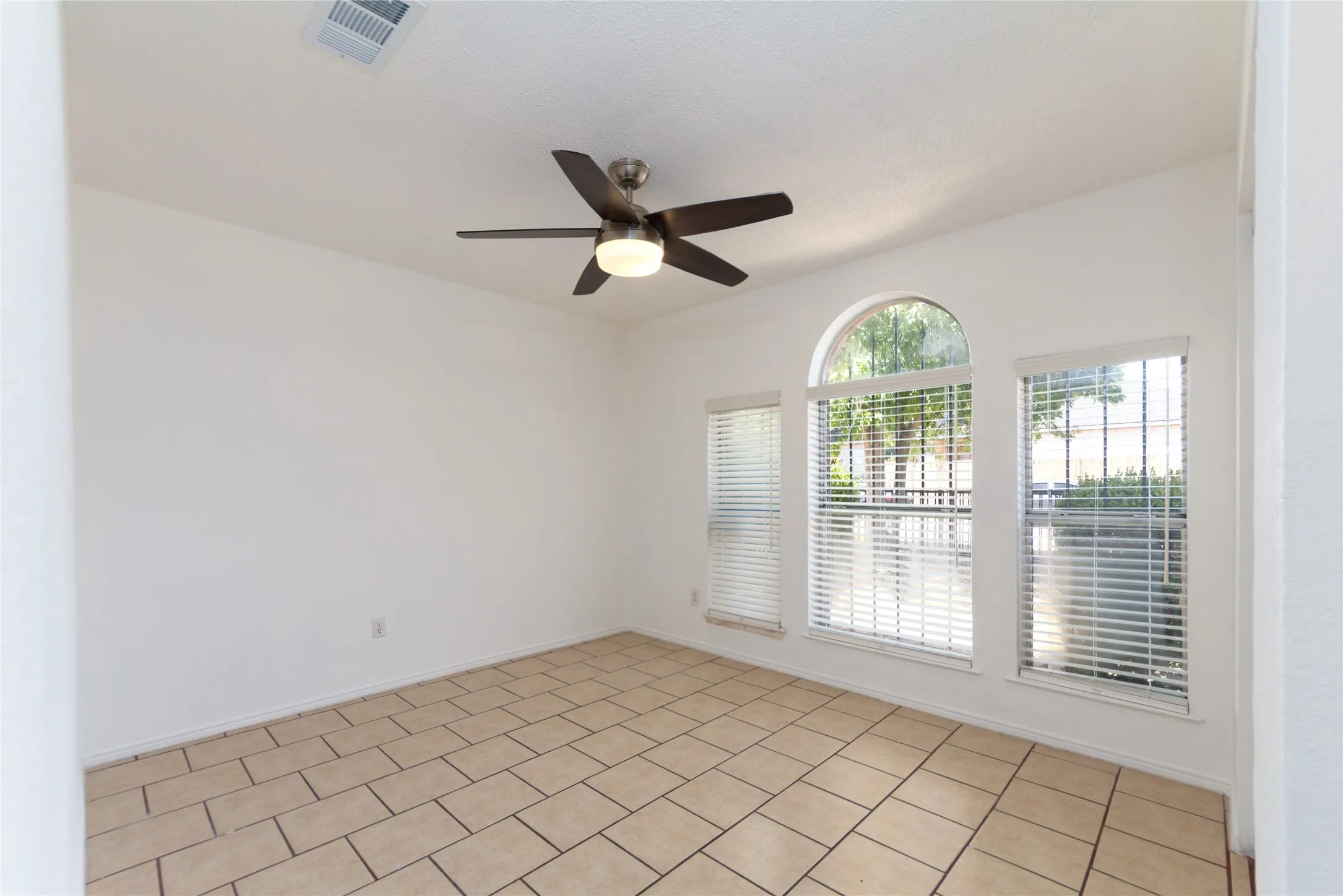 Single Family Residence For Sale in Dallas County , 2428 Summit Lane, Dallas, Texas 75227, 3 Bedroom, 2 Bathroom, 1 Garage spaces, 1,233 Sqft, built in 1999, mls#21312353, Real Estate Agent in Dallas, Homes For Sale in Dallas county, Homes For Sale in Dallas, Realtor in Dallas Texas, Real Estate Brokerage Independent Realty Texas, Luminita Cordes Realtor