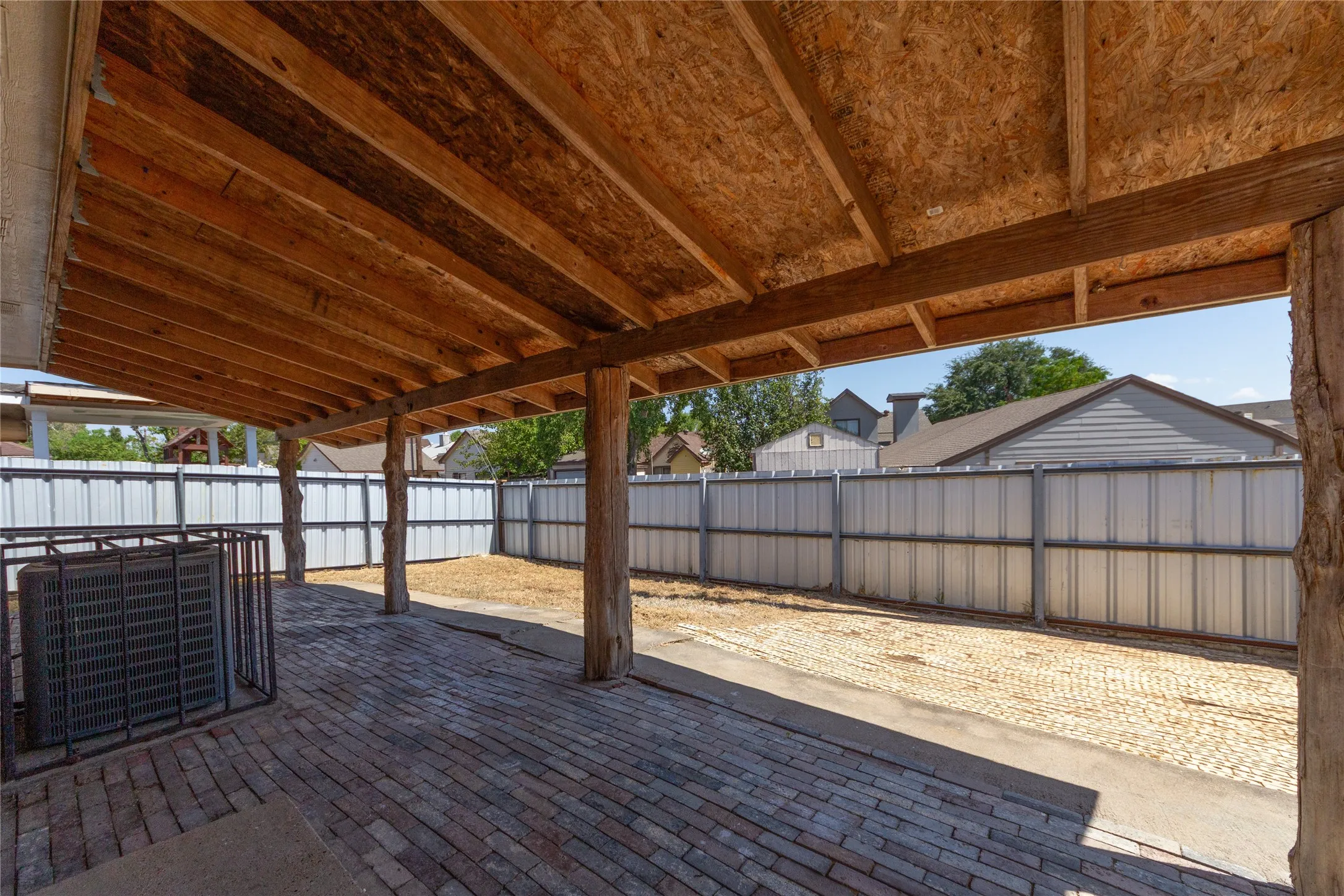 Single Family Residence For Sale in Dallas County , 2428 Summit Lane, Dallas, Texas 75227, 3 Bedroom, 2 Bathroom, 1 Garage spaces, 1,233 Sqft, built in 1999, mls#21312353, Real Estate Agent in Dallas, Homes For Sale in Dallas county, Homes For Sale in Dallas, Realtor in Dallas Texas, Real Estate Brokerage Independent Realty Texas, Luminita Cordes Realtor