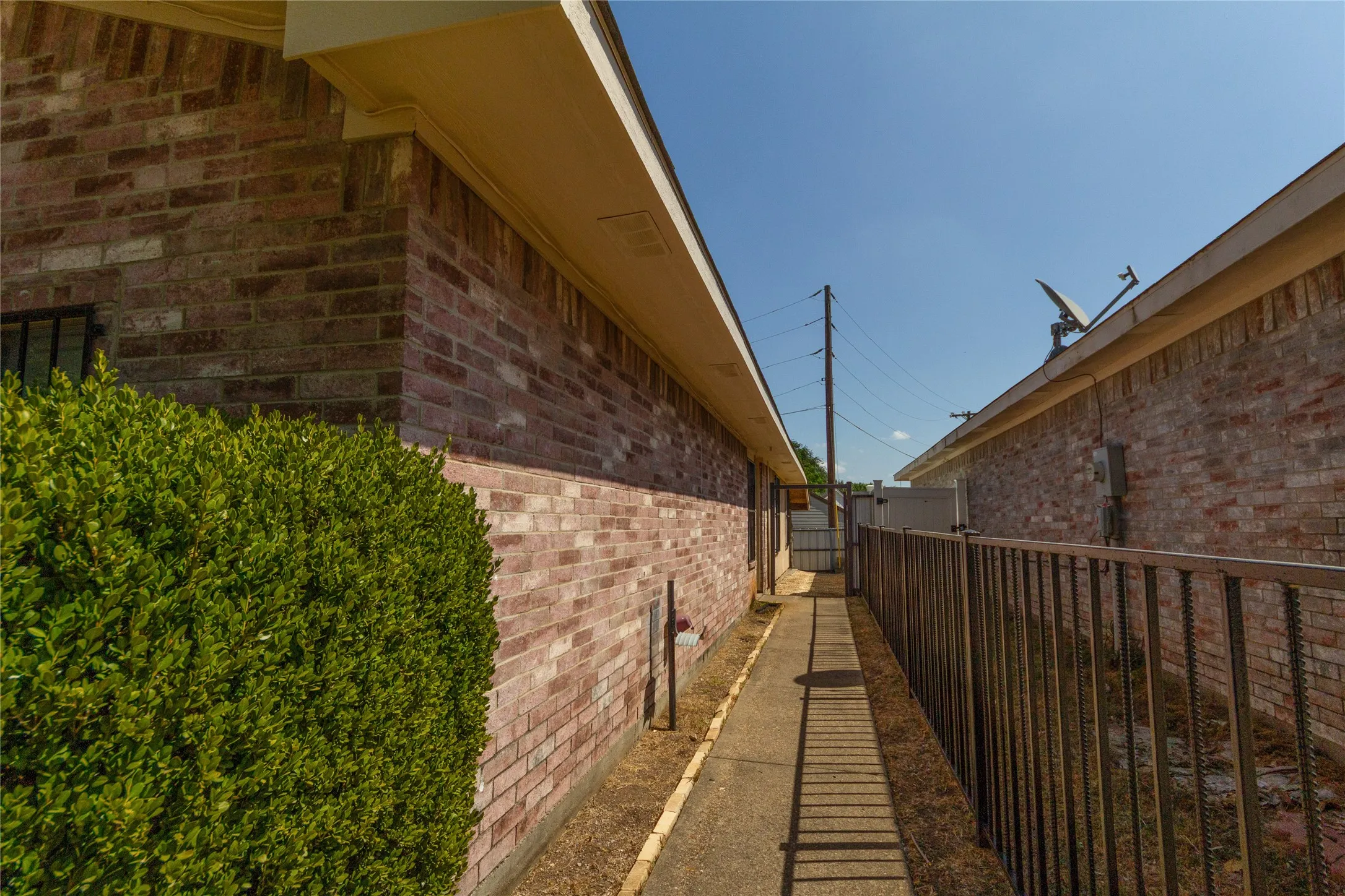 Single Family Residence For Sale in Dallas County , 2428 Summit Lane, Dallas, Texas 75227, 3 Bedroom, 2 Bathroom, 1 Garage spaces, 1,233 Sqft, built in 1999, mls#21312353, Real Estate Agent in Dallas, Homes For Sale in Dallas county, Homes For Sale in Dallas, Realtor in Dallas Texas, Real Estate Brokerage Independent Realty Texas, Luminita Cordes Realtor