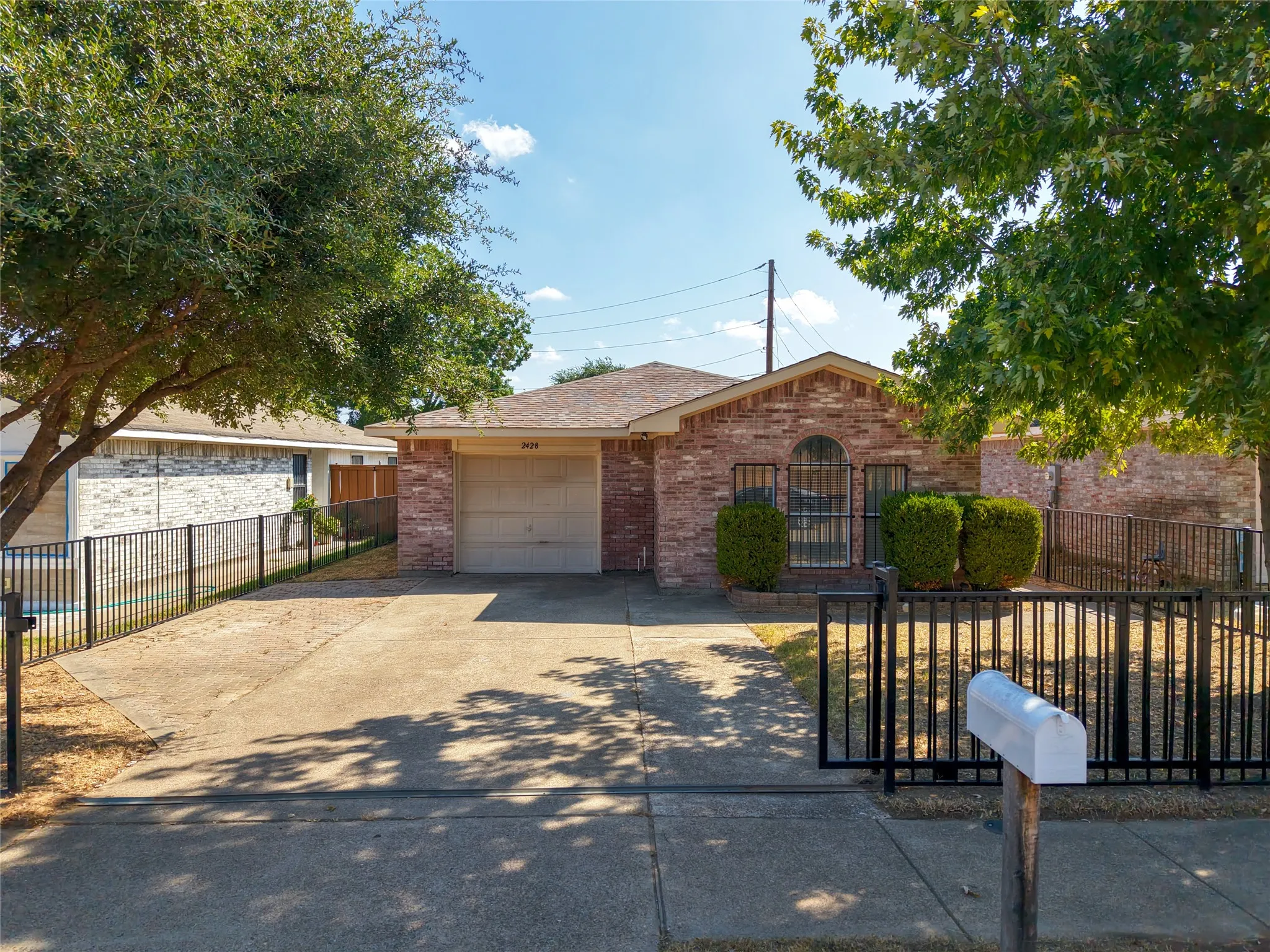 Single Family Residence For Sale in Dallas County , 2428 Summit Lane, Dallas, Texas 75227, 3 Bedroom, 2 Bathroom, 1 Garage spaces, 1,233 Sqft, built in 1999, mls#21312353, Real Estate Agent in Dallas, Homes For Sale in Dallas county, Homes For Sale in Dallas, Realtor in Dallas Texas, Real Estate Brokerage Independent Realty Texas, Luminita Cordes Realtor