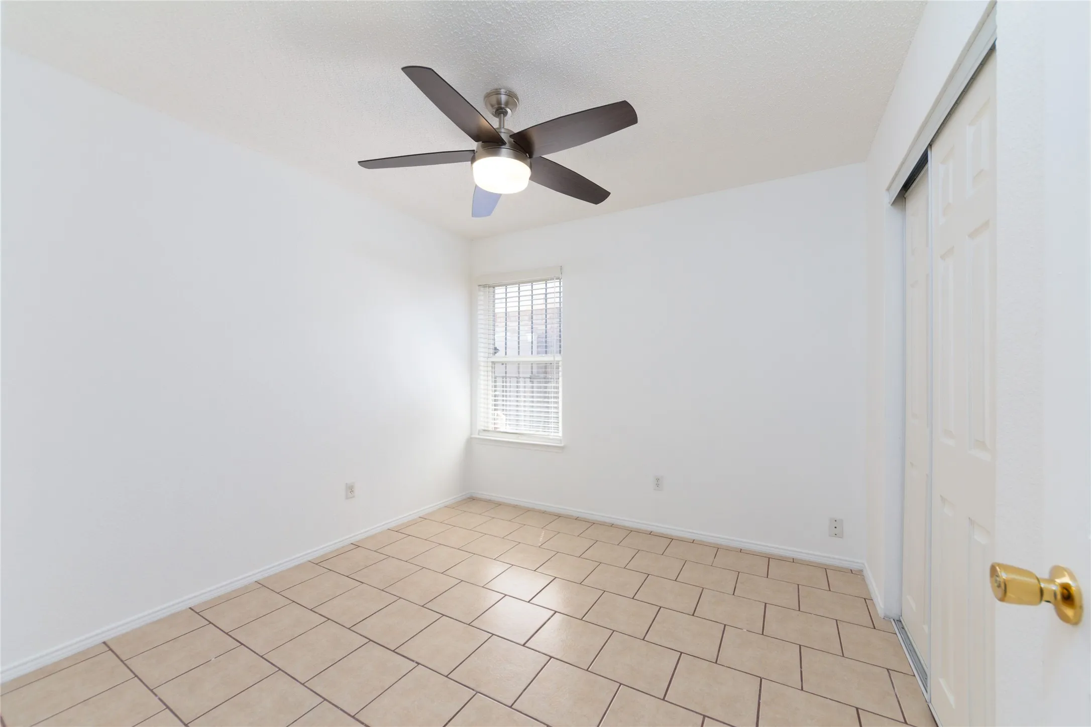 Single Family Residence For Sale in Dallas County , 2428 Summit Lane, Dallas, Texas 75227, 3 Bedroom, 2 Bathroom, 1 Garage spaces, 1,233 Sqft, built in 1999, mls#21312353, Real Estate Agent in Dallas, Homes For Sale in Dallas county, Homes For Sale in Dallas, Realtor in Dallas Texas, Real Estate Brokerage Independent Realty Texas, Luminita Cordes Realtor
