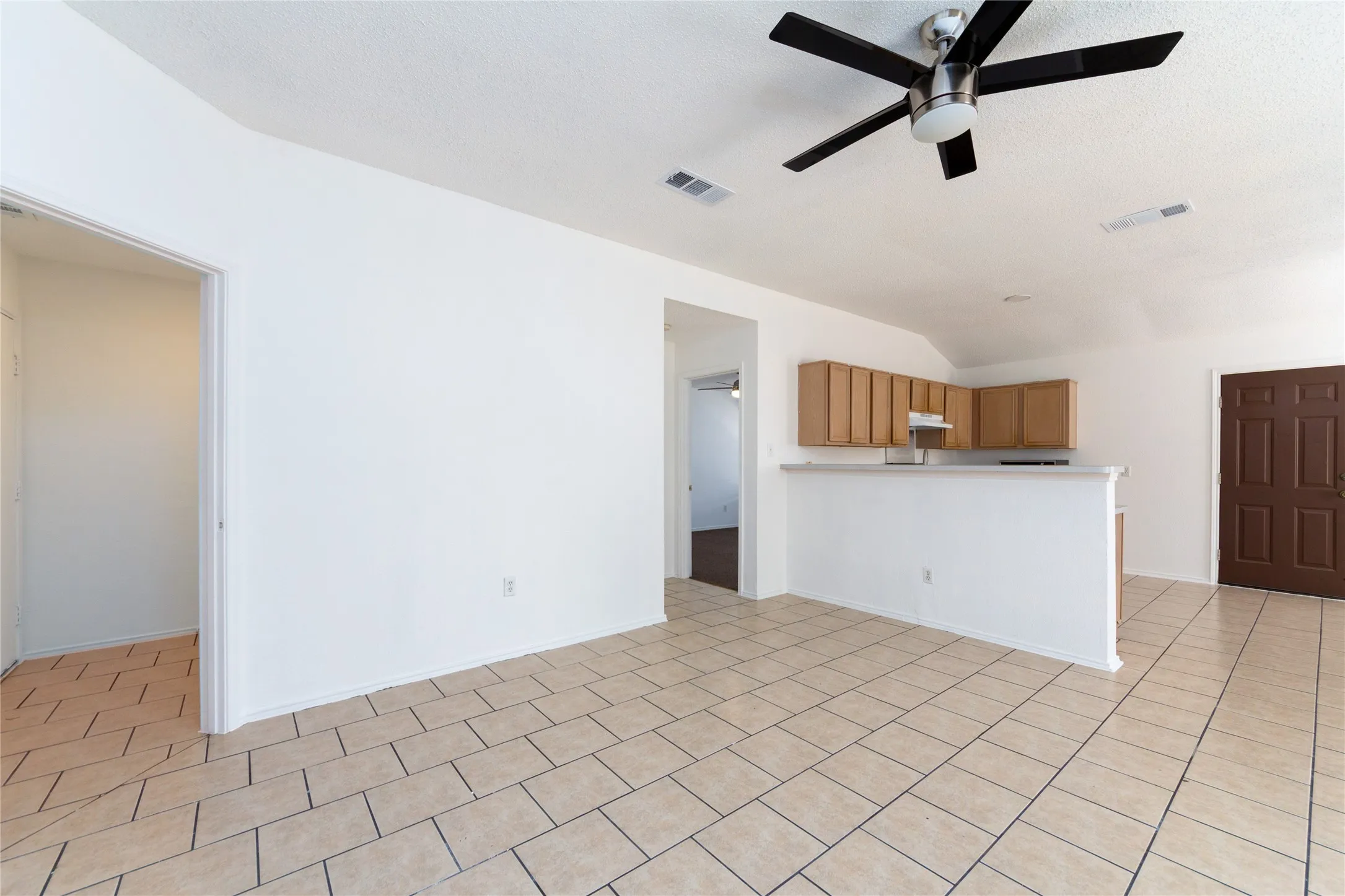 Single Family Residence For Sale in Dallas County , 2428 Summit Lane, Dallas, Texas 75227, 3 Bedroom, 2 Bathroom, 1 Garage spaces, 1,233 Sqft, built in 1999, mls#21312353, Real Estate Agent in Dallas, Homes For Sale in Dallas county, Homes For Sale in Dallas, Realtor in Dallas Texas, Real Estate Brokerage Independent Realty Texas, Luminita Cordes Realtor