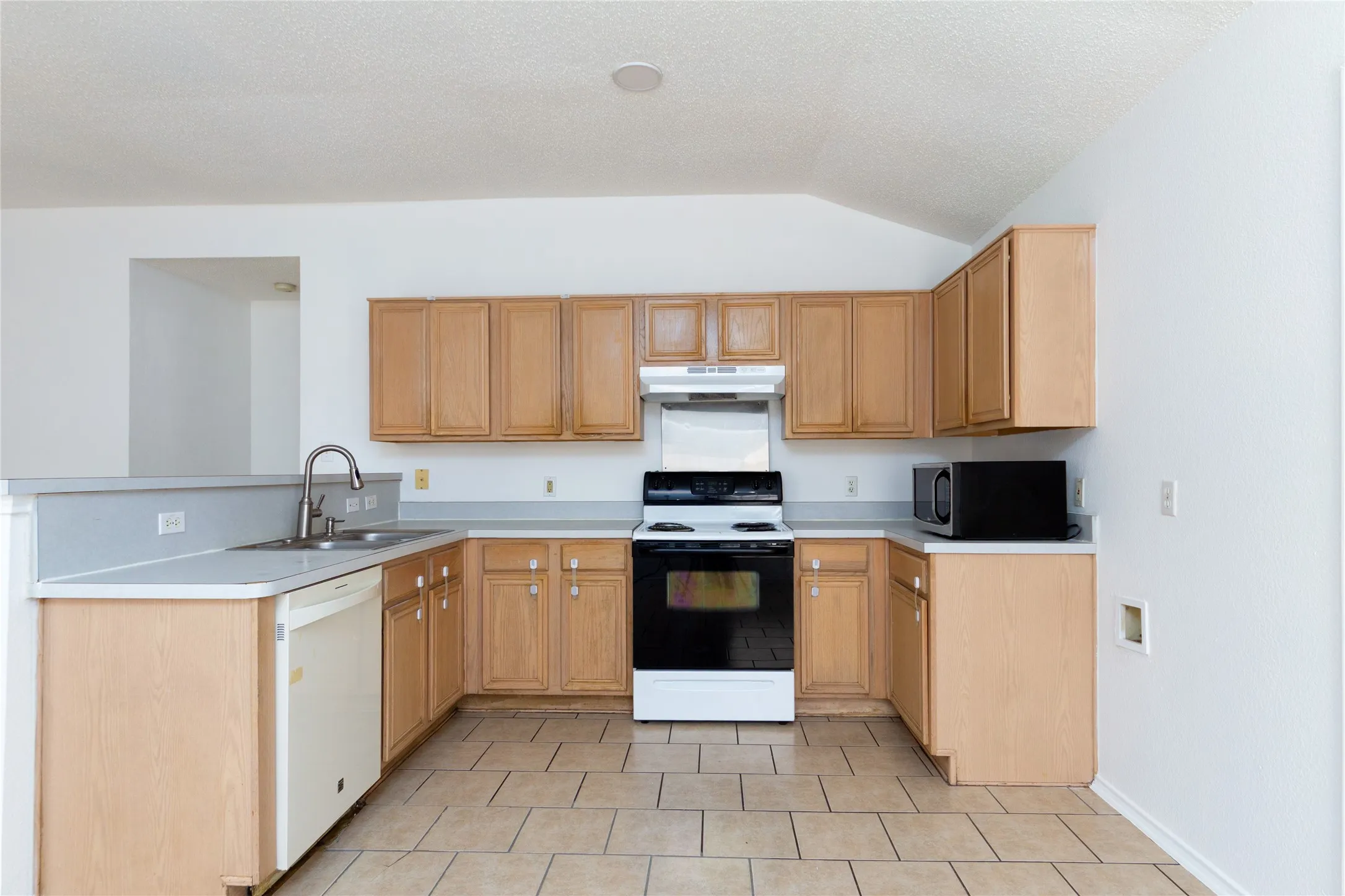 Single Family Residence For Sale in Dallas County , 2428 Summit Lane, Dallas, Texas 75227, 3 Bedroom, 2 Bathroom, 1 Garage spaces, 1,233 Sqft, built in 1999, mls#21312353, Real Estate Agent in Dallas, Homes For Sale in Dallas county, Homes For Sale in Dallas, Realtor in Dallas Texas, Real Estate Brokerage Independent Realty Texas, Luminita Cordes Realtor