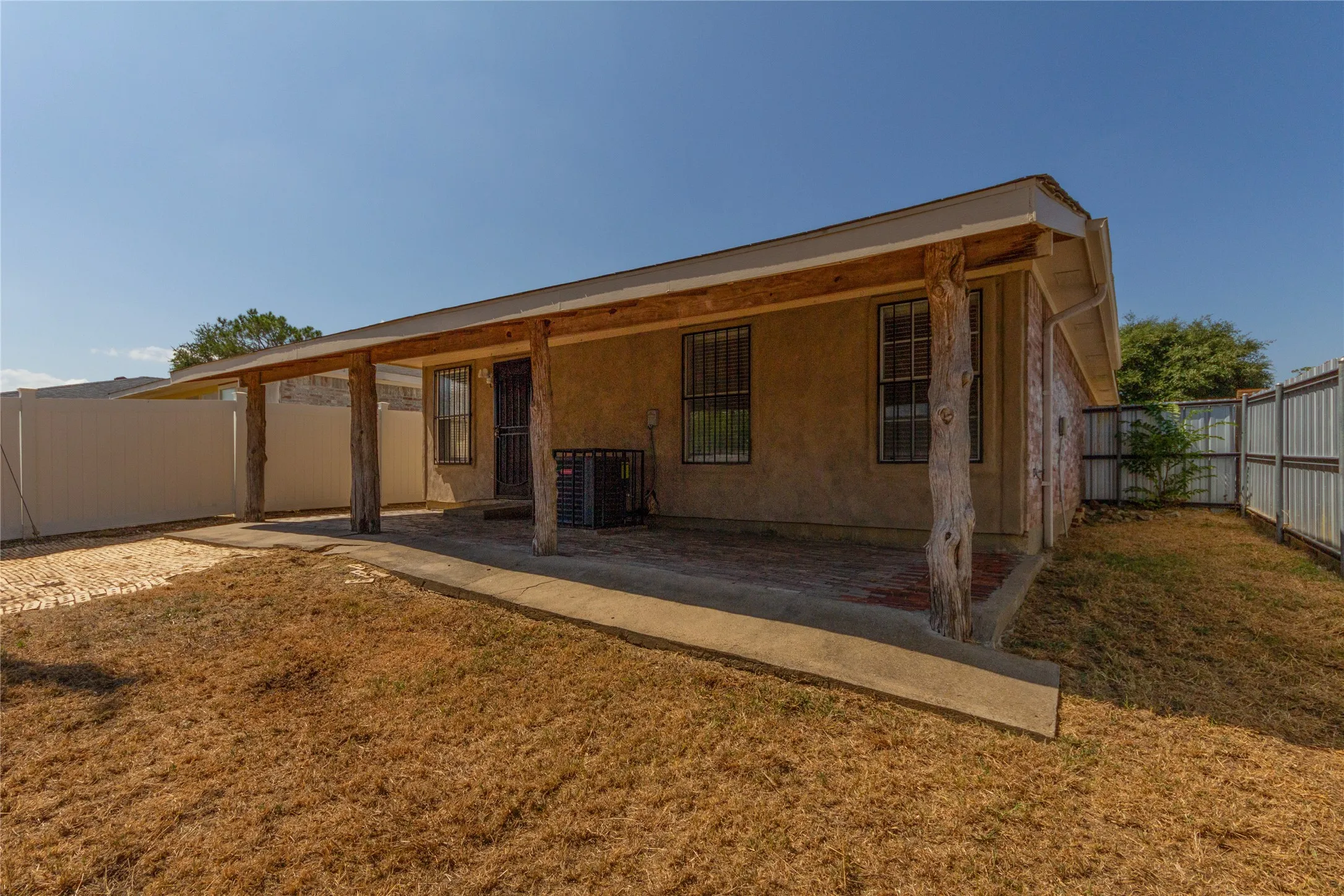 Single Family Residence For Sale in Dallas County , 2428 Summit Lane, Dallas, Texas 75227, 3 Bedroom, 2 Bathroom, 1 Garage spaces, 1,233 Sqft, built in 1999, mls#21312353, Real Estate Agent in Dallas, Homes For Sale in Dallas county, Homes For Sale in Dallas, Realtor in Dallas Texas, Real Estate Brokerage Independent Realty Texas, Luminita Cordes Realtor