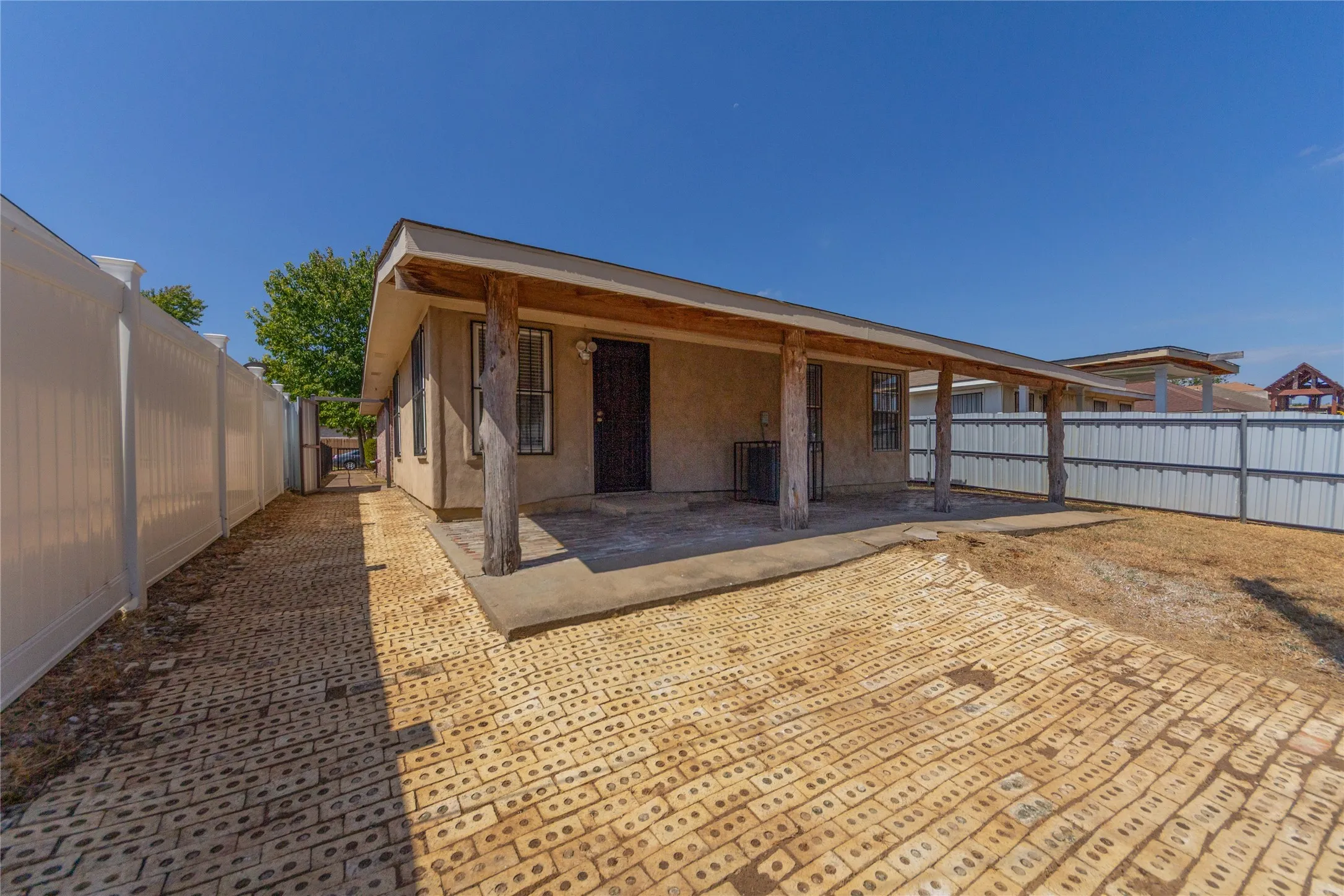 Single Family Residence For Sale in Dallas County , 2428 Summit Lane, Dallas, Texas 75227, 3 Bedroom, 2 Bathroom, 1 Garage spaces, 1,233 Sqft, built in 1999, mls#21312353, Real Estate Agent in Dallas, Homes For Sale in Dallas county, Homes For Sale in Dallas, Realtor in Dallas Texas, Real Estate Brokerage Independent Realty Texas, Luminita Cordes Realtor