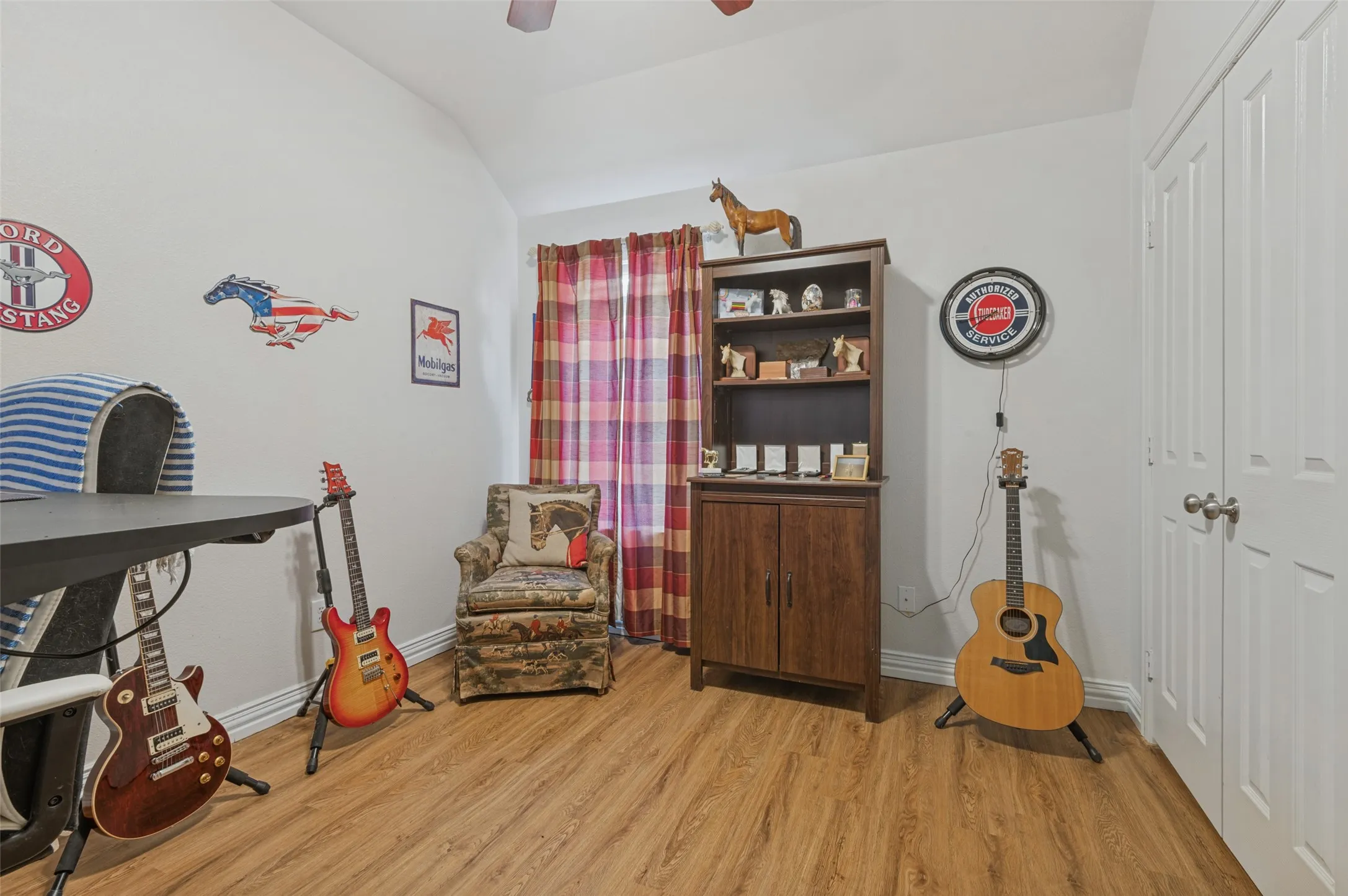 Single Family Residence For Sale in Ellis County , 3018 Ashlawn Court, Midlothian, Texas 76065, 4 Bedroom, 4 Bathroom, 2 Garage spaces, 2,367 Sqft, built in 2007, mls#21378065, Real Estate Agent in Midlothian, Homes For Sale in Ellis county, Homes For Sale in Midlothian, Realtor in Midlothian Texas, Real Estate Brokerage Independent Realty Texas, Luminita Cordes Realtor