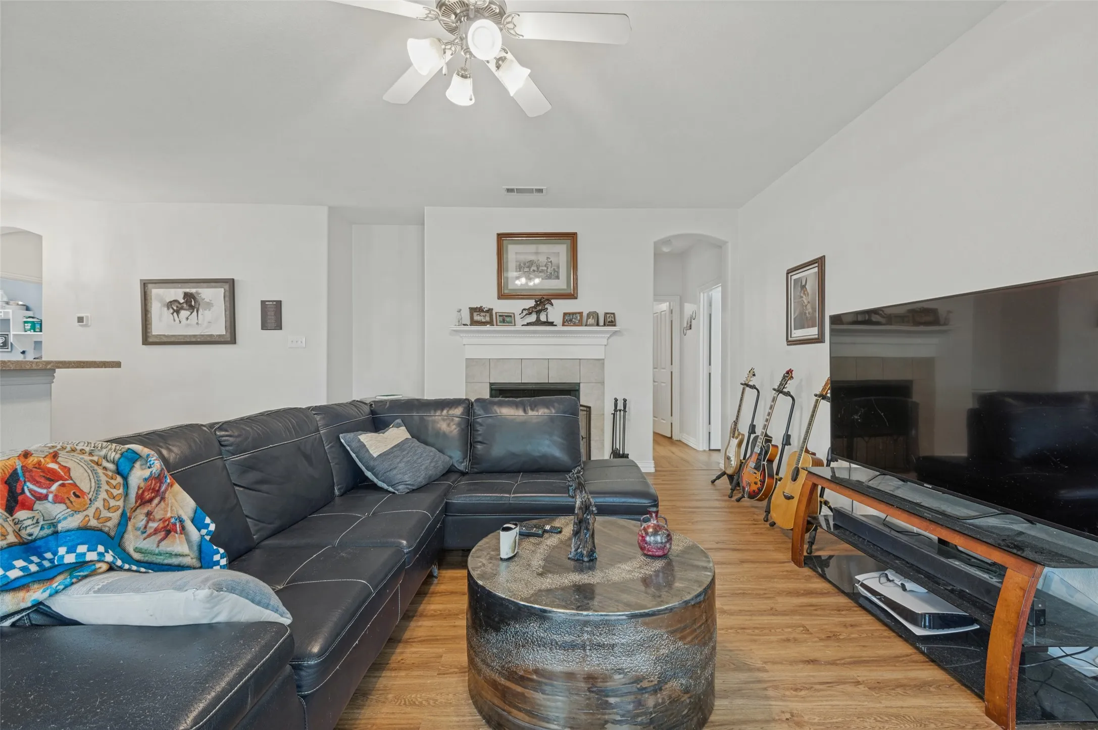 Single Family Residence For Sale in Ellis County , 3018 Ashlawn Court, Midlothian, Texas 76065, 4 Bedroom, 4 Bathroom, 2 Garage spaces, 2,367 Sqft, built in 2007, mls#21378065, Real Estate Agent in Midlothian, Homes For Sale in Ellis county, Homes For Sale in Midlothian, Realtor in Midlothian Texas, Real Estate Brokerage Independent Realty Texas, Luminita Cordes Realtor