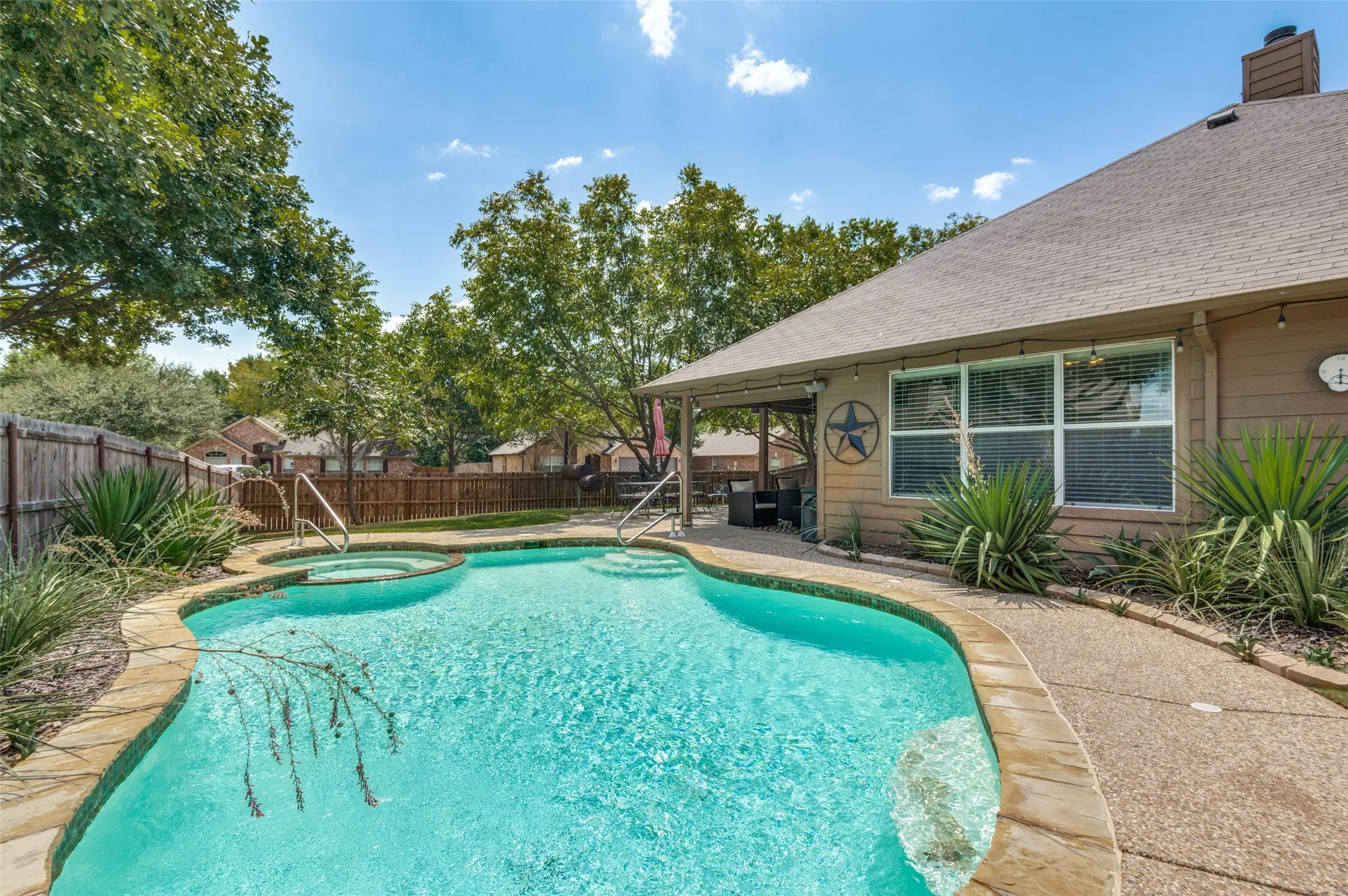 Single Family Residence For Sale in Ellis County , 3018 Ashlawn Court, Midlothian, Texas 76065, 4 Bedroom, 4 Bathroom, 2 Garage spaces, 2,367 Sqft, built in 2007, mls#21378065, Real Estate Agent in Midlothian, Homes For Sale in Ellis county, Homes For Sale in Midlothian, Realtor in Midlothian Texas, Real Estate Brokerage Independent Realty Texas, Luminita Cordes Realtor
