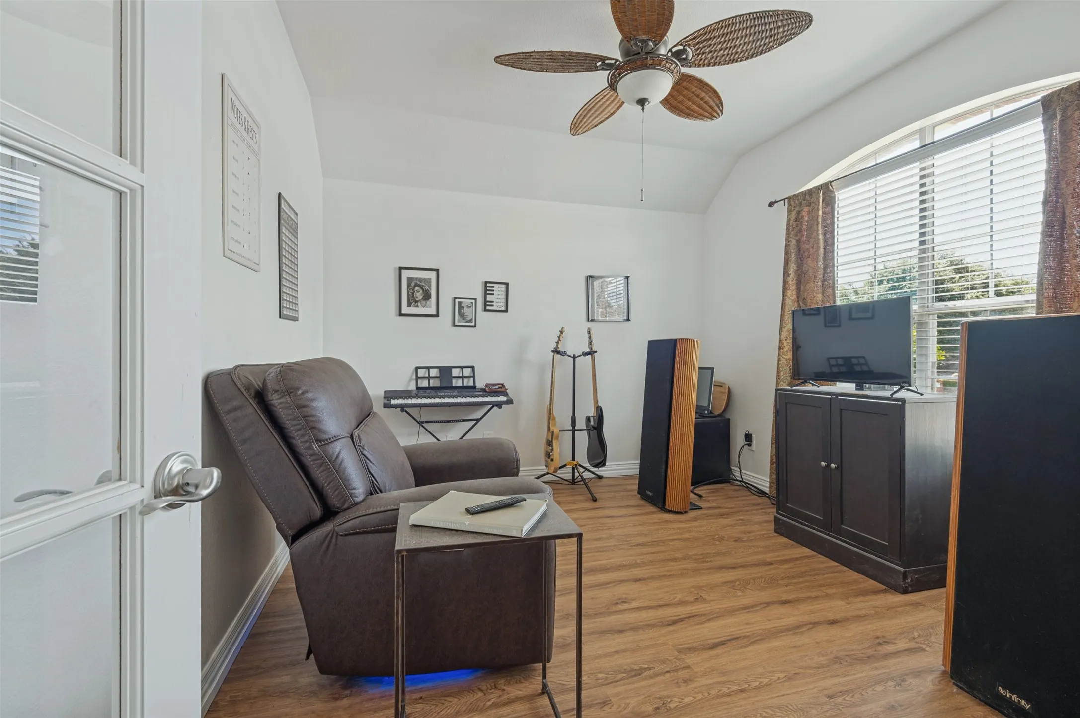 Single Family Residence For Sale in Ellis County , 3018 Ashlawn Court, Midlothian, Texas 76065, 4 Bedroom, 4 Bathroom, 2 Garage spaces, 2,367 Sqft, built in 2007, mls#21378065, Real Estate Agent in Midlothian, Homes For Sale in Ellis county, Homes For Sale in Midlothian, Realtor in Midlothian Texas, Real Estate Brokerage Independent Realty Texas, Luminita Cordes Realtor