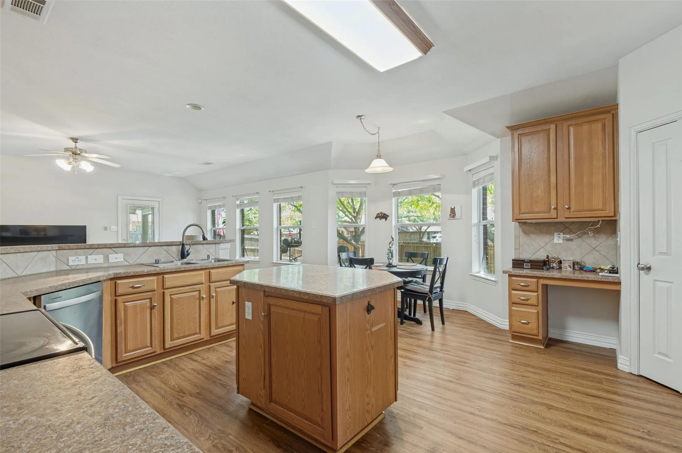 Single Family Residence For Sale in Ellis County , 3018 Ashlawn Court, Midlothian, Texas 76065, 4 Bedroom, 4 Bathroom, 2 Garage spaces, 2,367 Sqft, built in 2007, mls#21378065, Real Estate Agent in Midlothian, Homes For Sale in Ellis county, Homes For Sale in Midlothian, Realtor in Midlothian Texas, Real Estate Brokerage Independent Realty Texas, Luminita Cordes Realtor