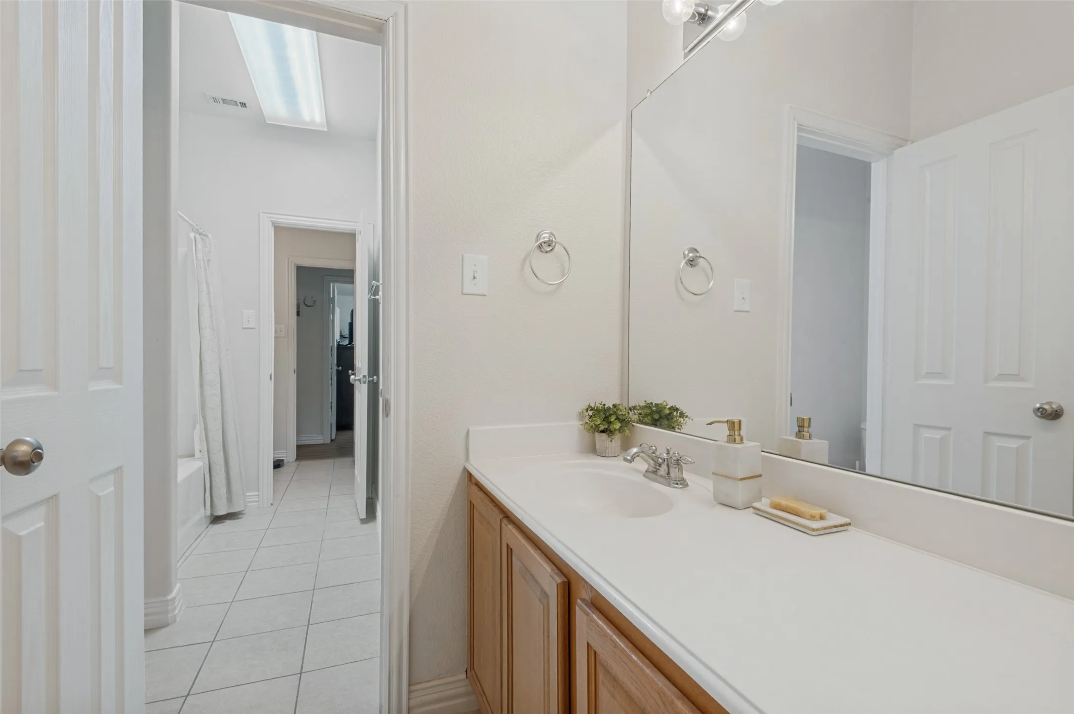 Single Family Residence For Sale in Ellis County , 3018 Ashlawn Court, Midlothian, Texas 76065, 4 Bedroom, 4 Bathroom, 2 Garage spaces, 2,367 Sqft, built in 2007, mls#21378065, Real Estate Agent in Midlothian, Homes For Sale in Ellis county, Homes For Sale in Midlothian, Realtor in Midlothian Texas, Real Estate Brokerage Independent Realty Texas, Luminita Cordes Realtor