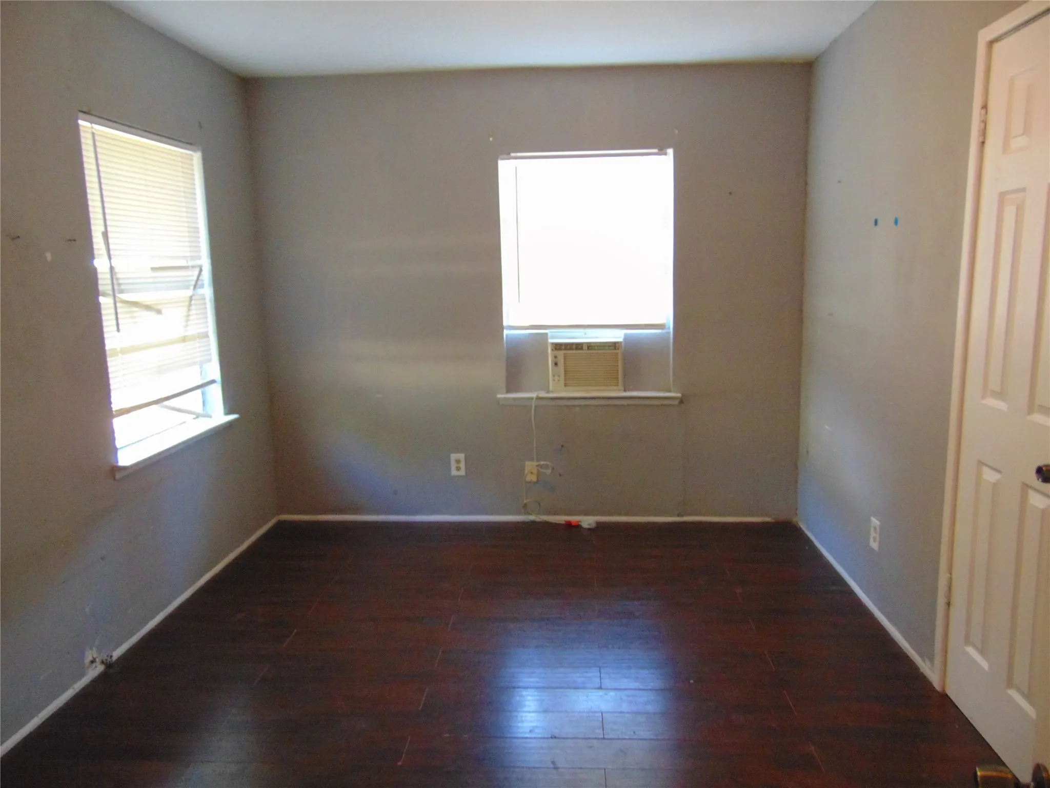 Single Family Residence For Sale in Dallas County , 2233 Talco Drive, Dallas, Texas 75241, 4 Bedroom, 1 Bathroom, Garage spaces, 1,296 Sqft, built in 1958, mls#21379018, Real Estate Agent in Dallas, Homes For Sale in Dallas county, Homes For Sale in Dallas, Realtor in Dallas Texas, Real Estate Brokerage Independent Realty Texas, Luminita Cordes Realtor