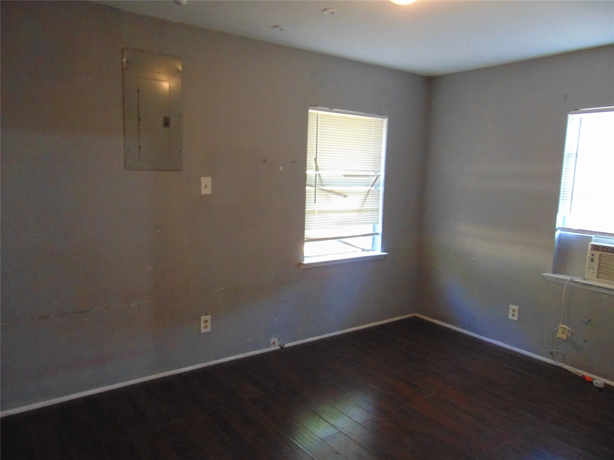 Single Family Residence For Sale in Dallas County , 2233 Talco Drive, Dallas, Texas 75241, 4 Bedroom, 1 Bathroom, Garage spaces, 1,296 Sqft, built in 1958, mls#21379018, Real Estate Agent in Dallas, Homes For Sale in Dallas county, Homes For Sale in Dallas, Realtor in Dallas Texas, Real Estate Brokerage Independent Realty Texas, Luminita Cordes Realtor