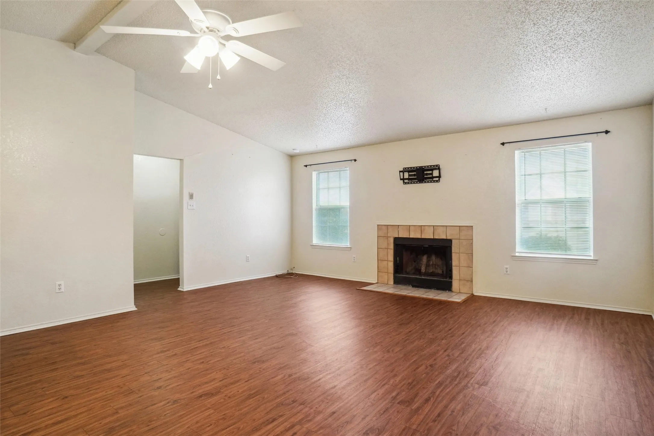 Duplex For Rent in Tarrant County , 7472 Tiffany Meadows Lane, Fort Worth, Texas 76140, 2 Bedroom, 1 Bathroom, Garage spaces, 2,175 Sqft, built in 1984, mls#21378145, Real Estate Agent in Fort Worth, Homes For Rent in Tarrant county, Homes For Rent in Fort Worth, Realtor in Fort Worth Texas, Real Estate Brokerage Independent Realty Texas, Luminita Cordes Realtor