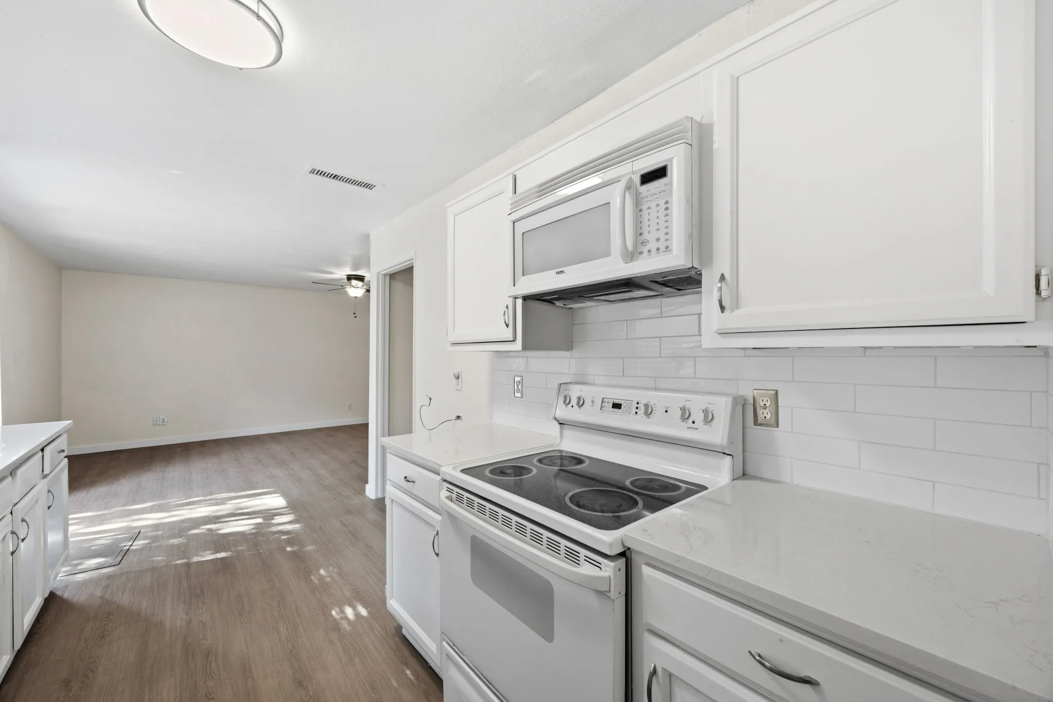 Single Family Residence For Sale in Dallas County , 3314 Excalibur Circle, Garland, Texas 75044, 3 Bedroom, 2 Bathroom, 2 Garage spaces, 2,024 Sqft, built in 1975, mls#21379457, Real Estate Agent in Garland, Homes For Sale in Dallas county, Homes For Sale in Garland, Realtor in Garland Texas, Real Estate Brokerage Independent Realty Texas, Luminita Cordes Realtor