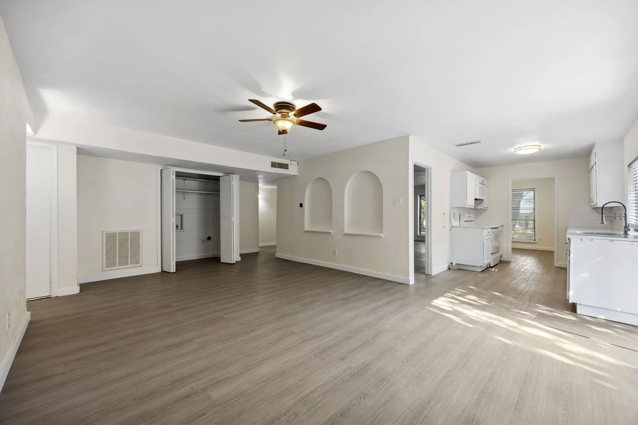 Single Family Residence For Sale in Dallas County , 3314 Excalibur Circle, Garland, Texas 75044, 3 Bedroom, 2 Bathroom, 2 Garage spaces, 2,024 Sqft, built in 1975, mls#21379457, Real Estate Agent in Garland, Homes For Sale in Dallas county, Homes For Sale in Garland, Realtor in Garland Texas, Real Estate Brokerage Independent Realty Texas, Luminita Cordes Realtor