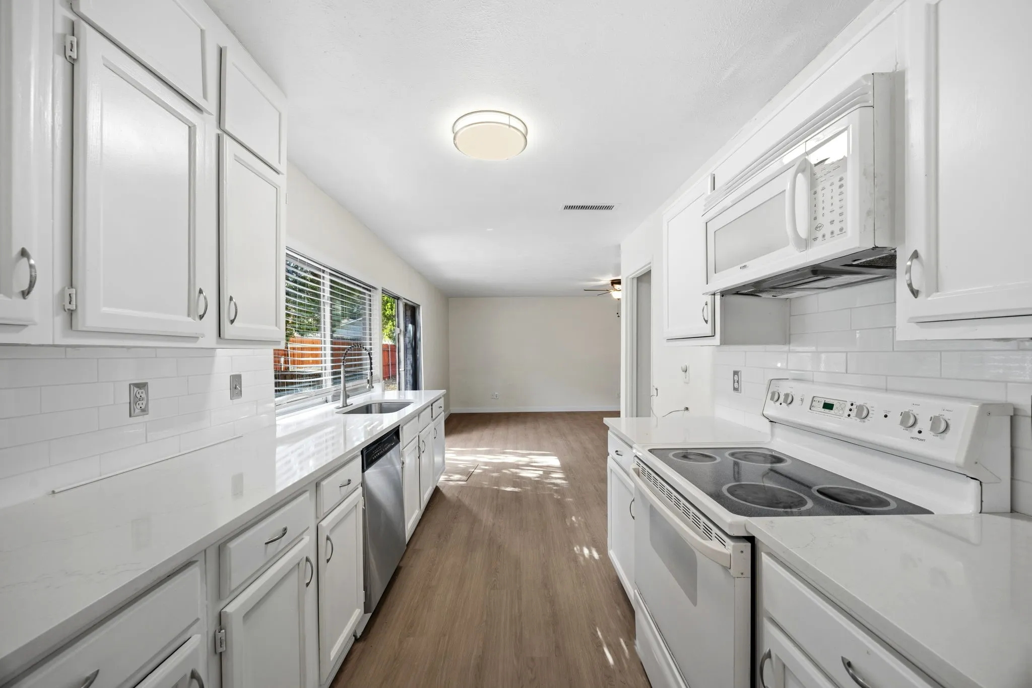 Single Family Residence For Sale in Dallas County , 3314 Excalibur Circle, Garland, Texas 75044, 3 Bedroom, 2 Bathroom, 2 Garage spaces, 2,024 Sqft, built in 1975, mls#21379457, Real Estate Agent in Garland, Homes For Sale in Dallas county, Homes For Sale in Garland, Realtor in Garland Texas, Real Estate Brokerage Independent Realty Texas, Luminita Cordes Realtor