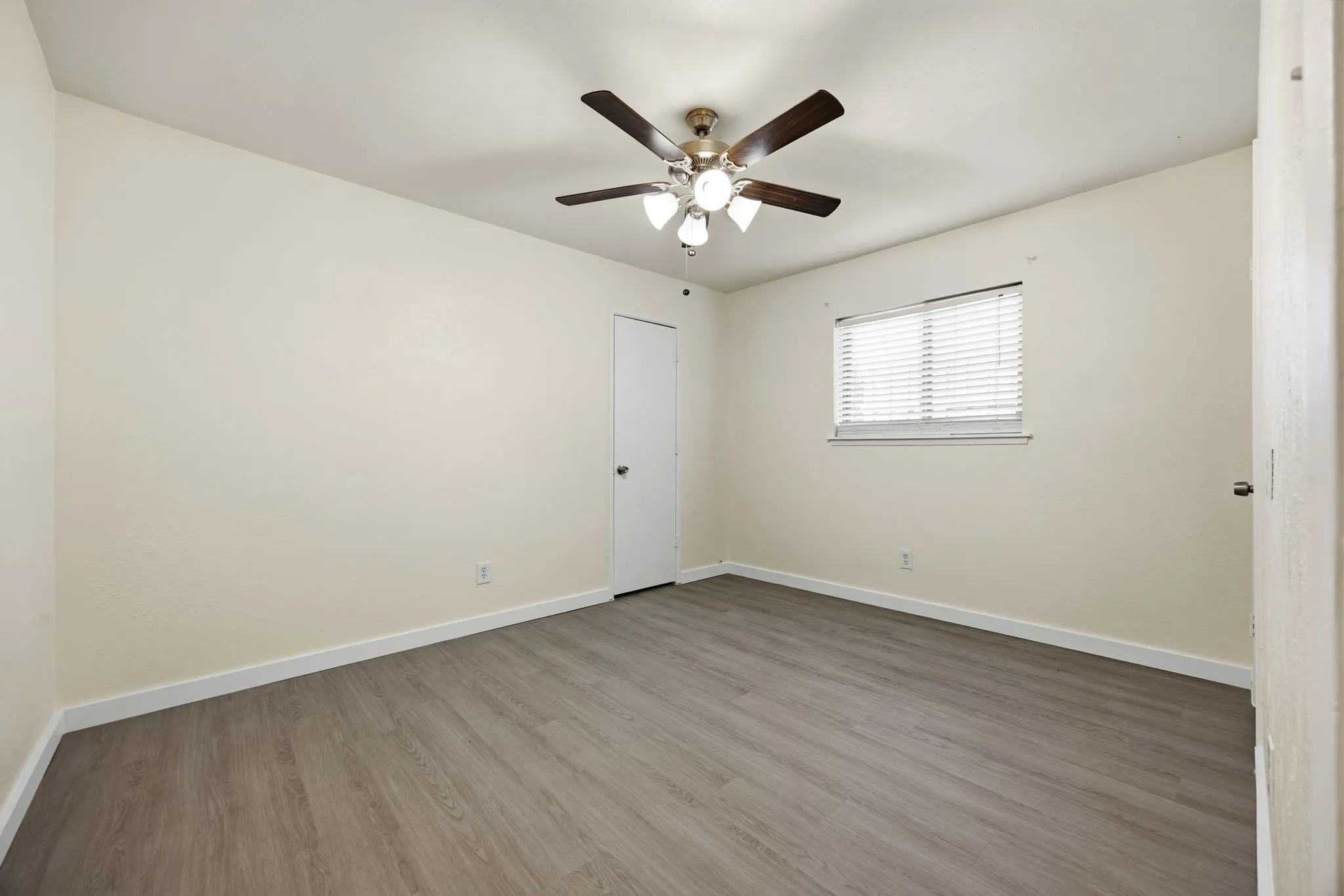Single Family Residence For Sale in Dallas County , 3314 Excalibur Circle, Garland, Texas 75044, 3 Bedroom, 2 Bathroom, 2 Garage spaces, 2,024 Sqft, built in 1975, mls#21379457, Real Estate Agent in Garland, Homes For Sale in Dallas county, Homes For Sale in Garland, Realtor in Garland Texas, Real Estate Brokerage Independent Realty Texas, Luminita Cordes Realtor