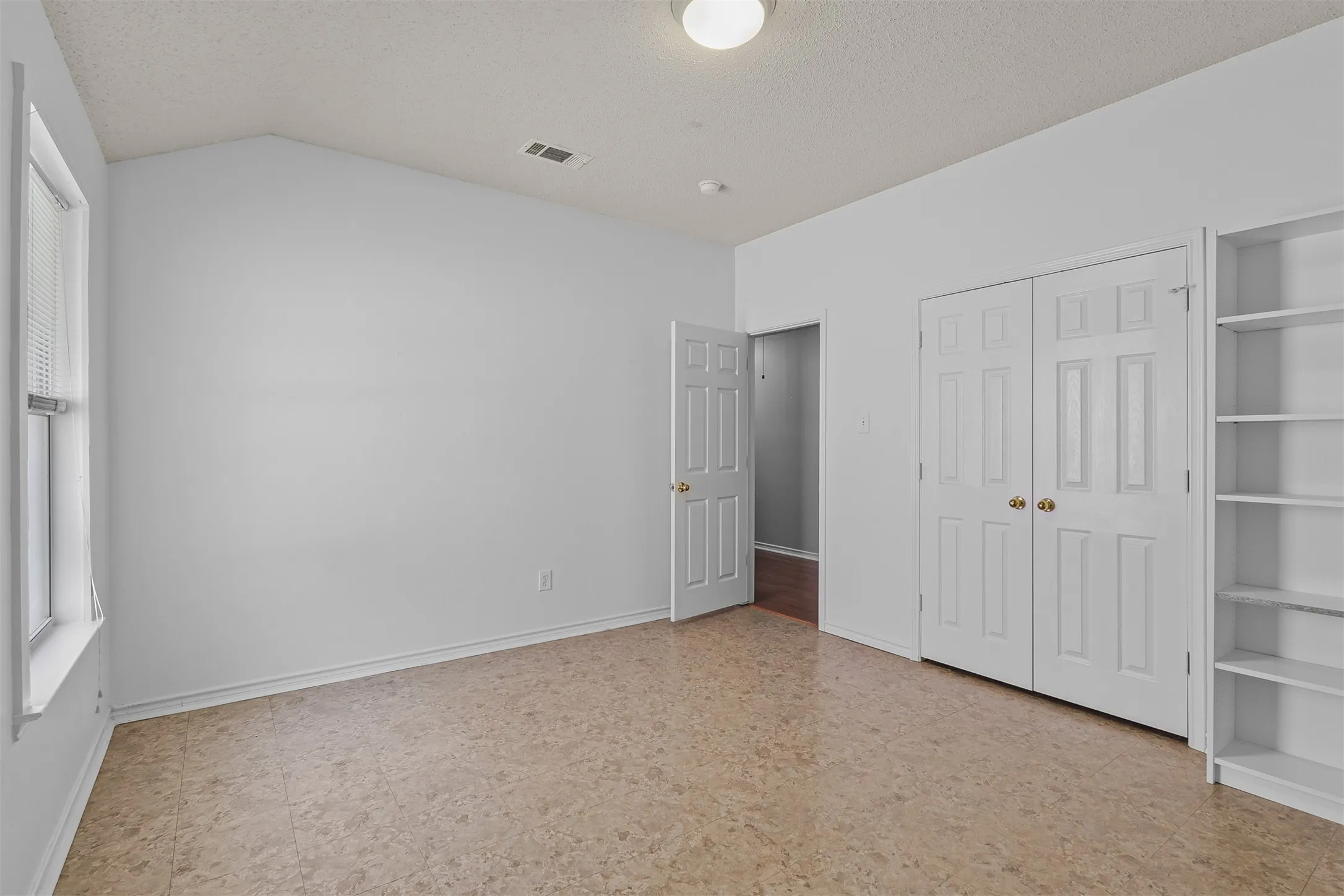 Single Family Residence For Sale in Rockwall County , 838 Oak Hollow Lane, Rockwall, Texas 75087, 3 Bedroom, 2 Bathroom, 2 Garage spaces, 2,176 Sqft, built in 2001, mls#21379210, Real Estate Agent in Rockwall, Homes For Sale in Rockwall county, Homes For Sale in Rockwall, Realtor in Rockwall Texas, Real Estate Brokerage Independent Realty Texas, Luminita Cordes Realtor