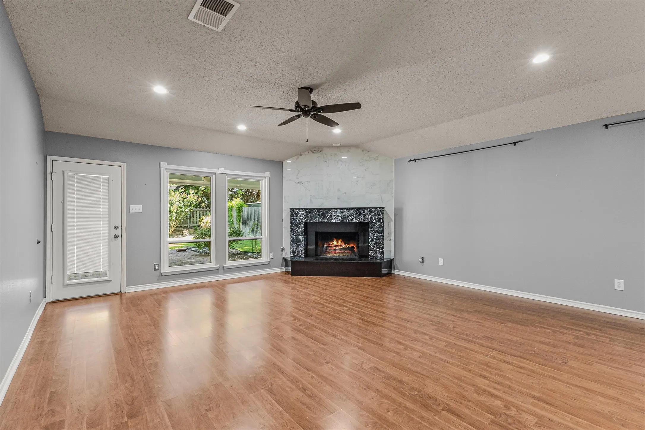 Single Family Residence For Sale in Rockwall County , 838 Oak Hollow Lane, Rockwall, Texas 75087, 3 Bedroom, 2 Bathroom, 2 Garage spaces, 2,176 Sqft, built in 2001, mls#21379210, Real Estate Agent in Rockwall, Homes For Sale in Rockwall county, Homes For Sale in Rockwall, Realtor in Rockwall Texas, Real Estate Brokerage Independent Realty Texas, Luminita Cordes Realtor