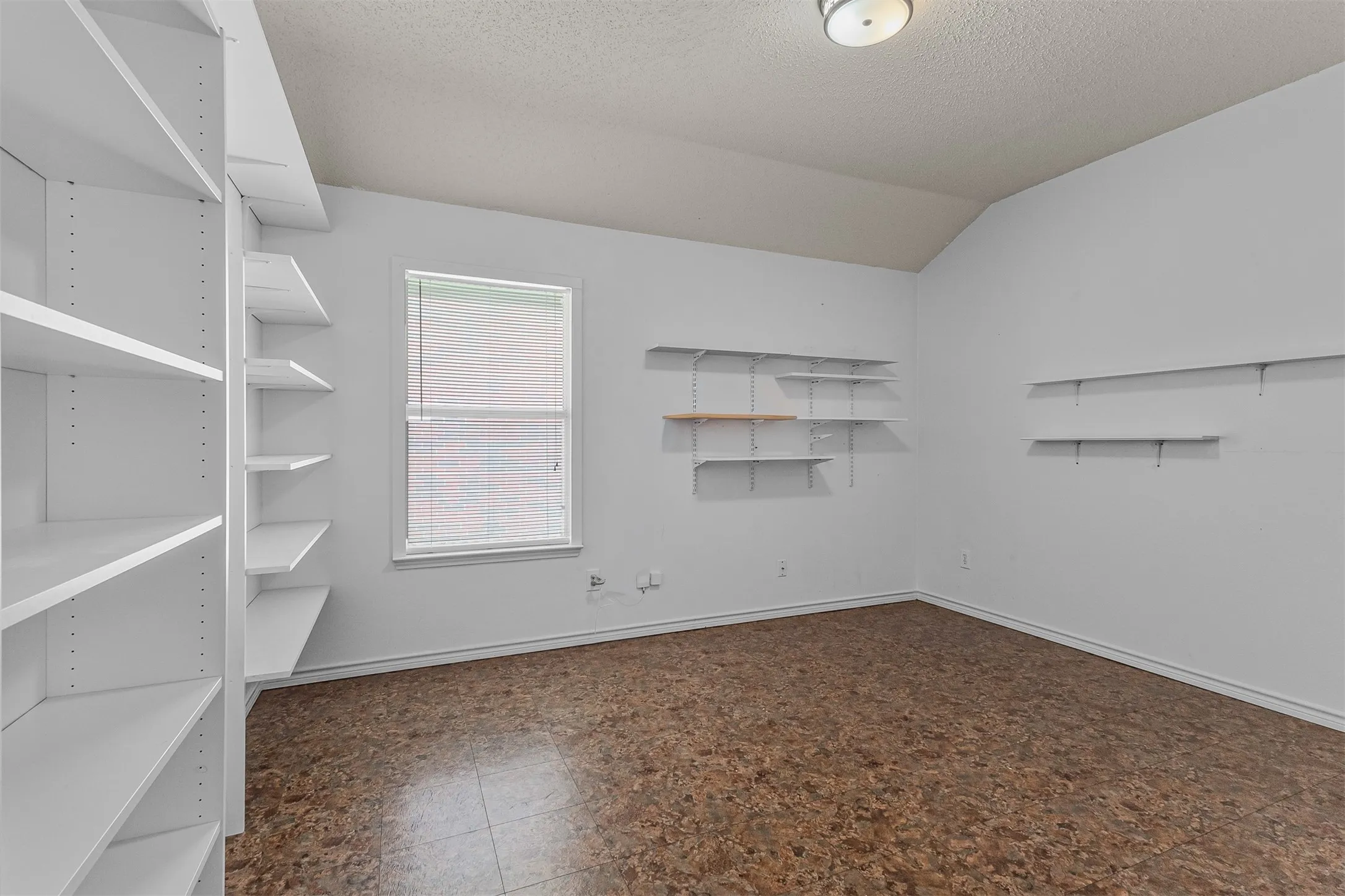 Single Family Residence For Sale in Rockwall County , 838 Oak Hollow Lane, Rockwall, Texas 75087, 3 Bedroom, 2 Bathroom, 2 Garage spaces, 2,176 Sqft, built in 2001, mls#21379210, Real Estate Agent in Rockwall, Homes For Sale in Rockwall county, Homes For Sale in Rockwall, Realtor in Rockwall Texas, Real Estate Brokerage Independent Realty Texas, Luminita Cordes Realtor